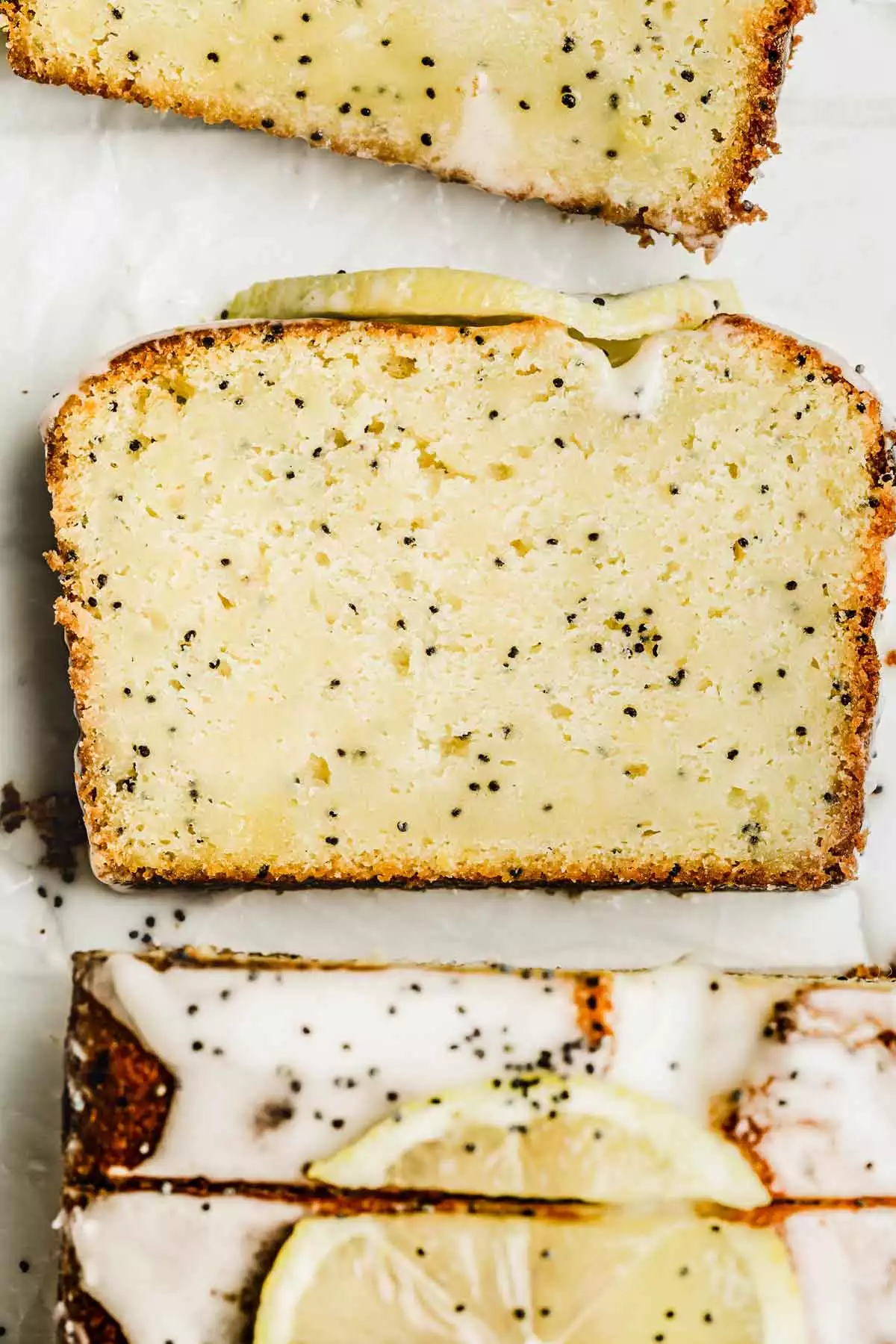 parts de cake citron pavot dans une assiette