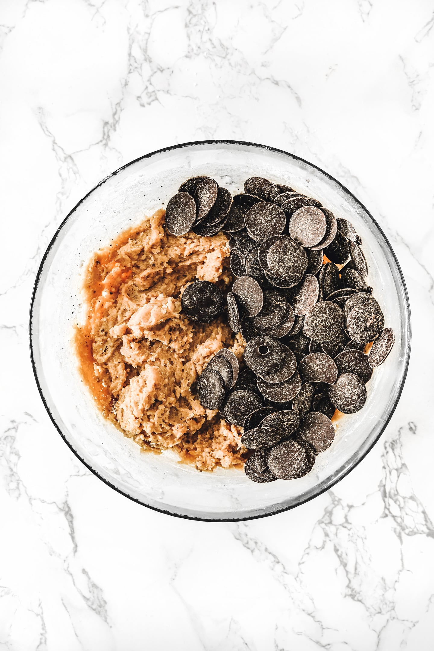 Bol avec de la pâte à cookies et grosses pépites de chocolat