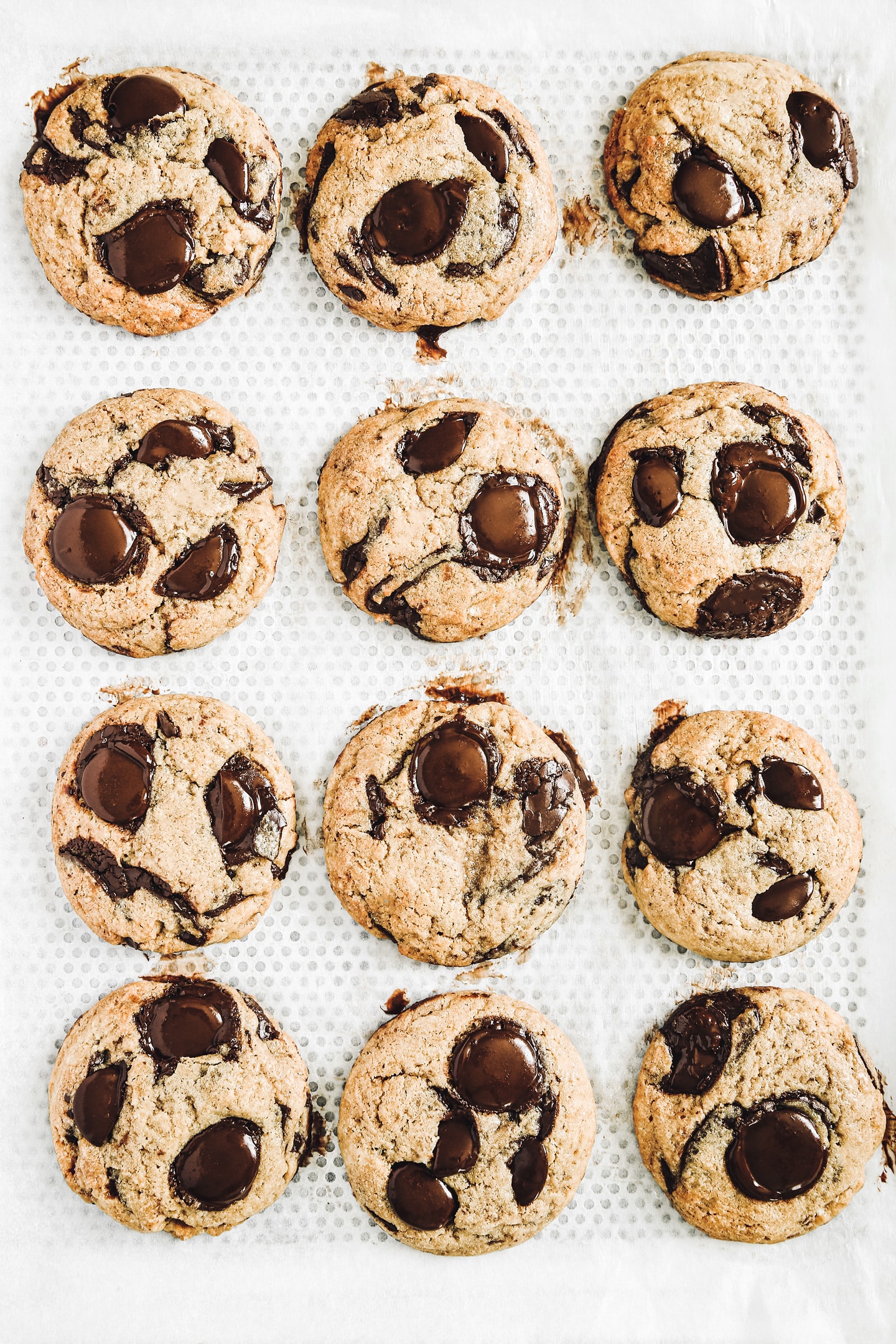 Cookies aux pépites sur une plaque de cuisson
