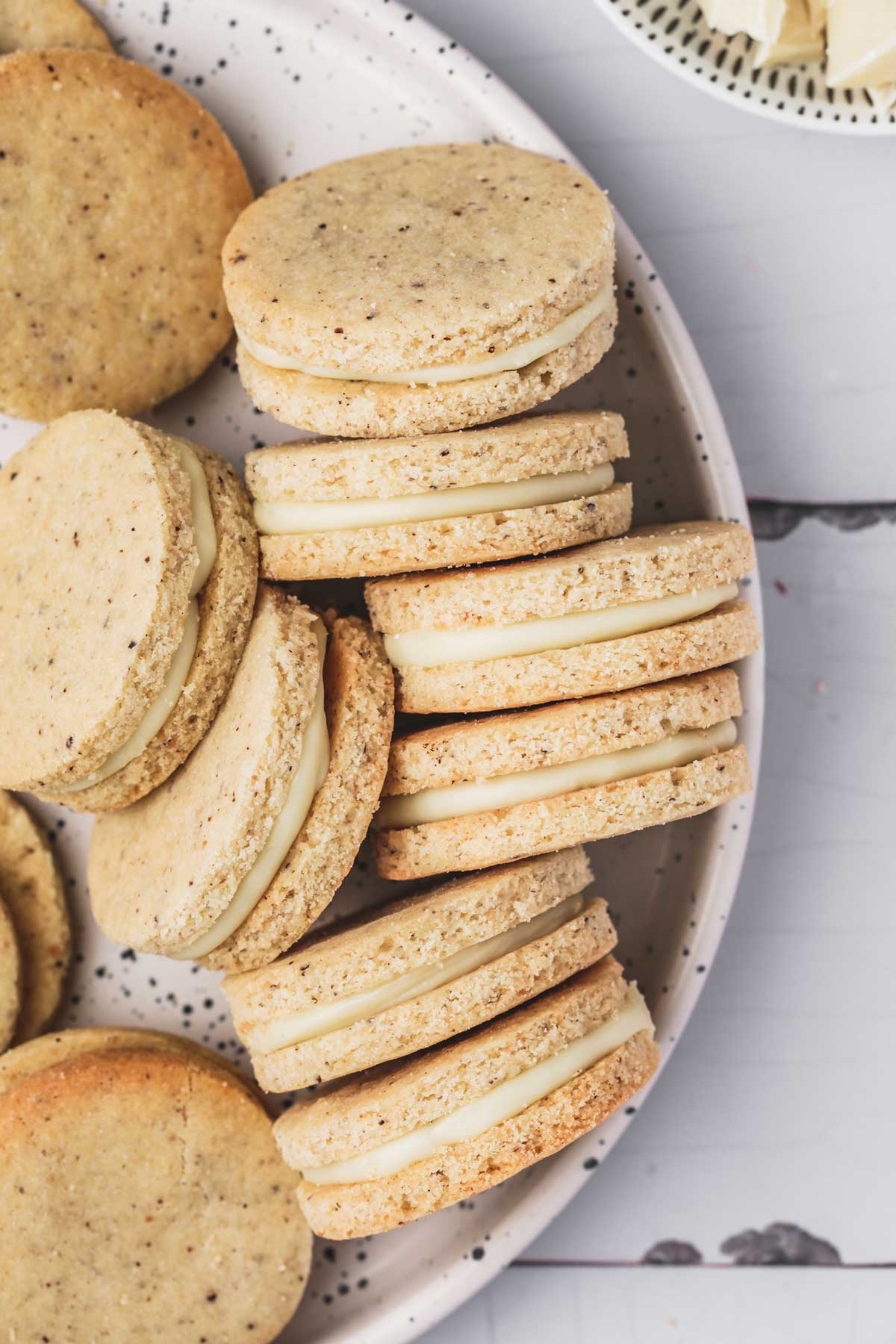 assiette avec des biscuits sablés au chocolat blanc