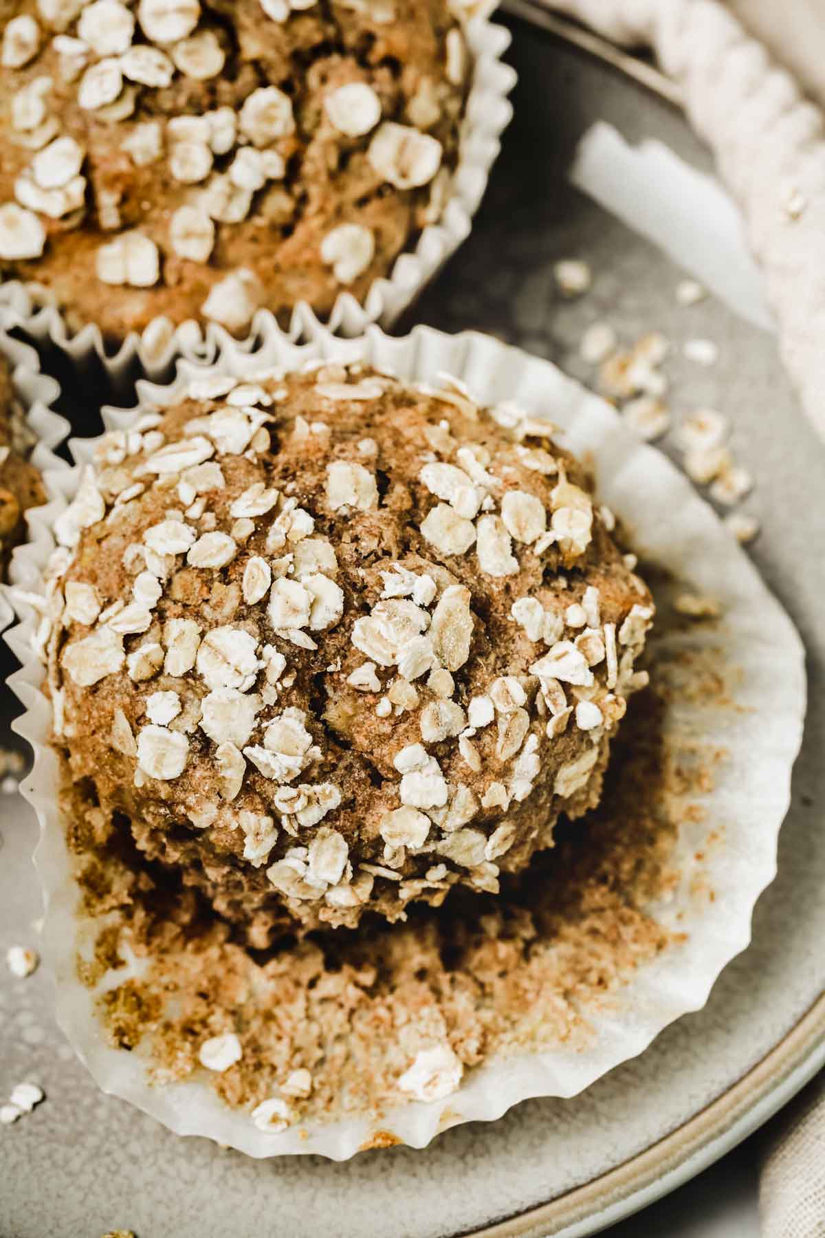 Muffins avec flocons d'avoine sur une assiette