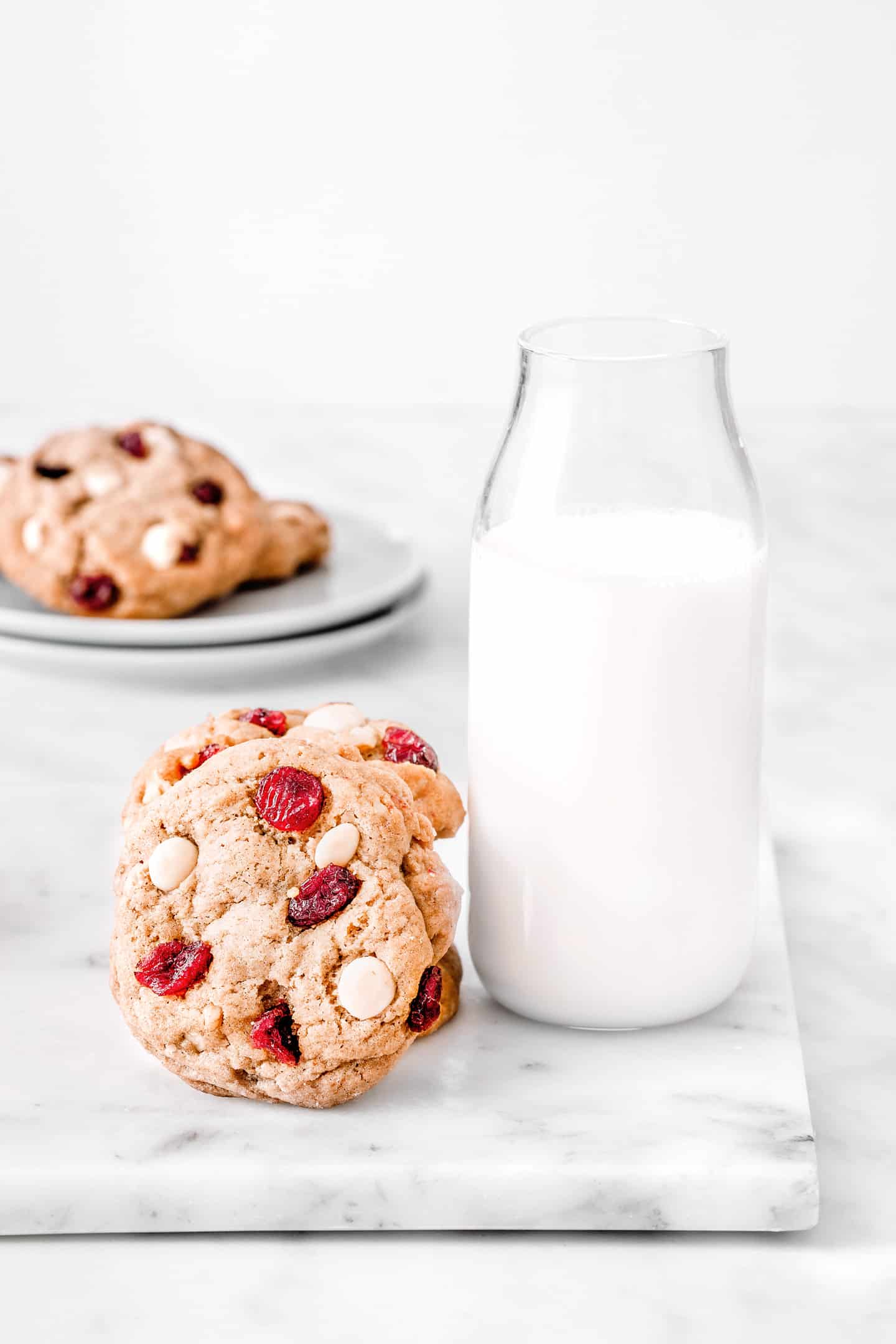 Cookies cranberries avec une bouteille de lait sur une table
