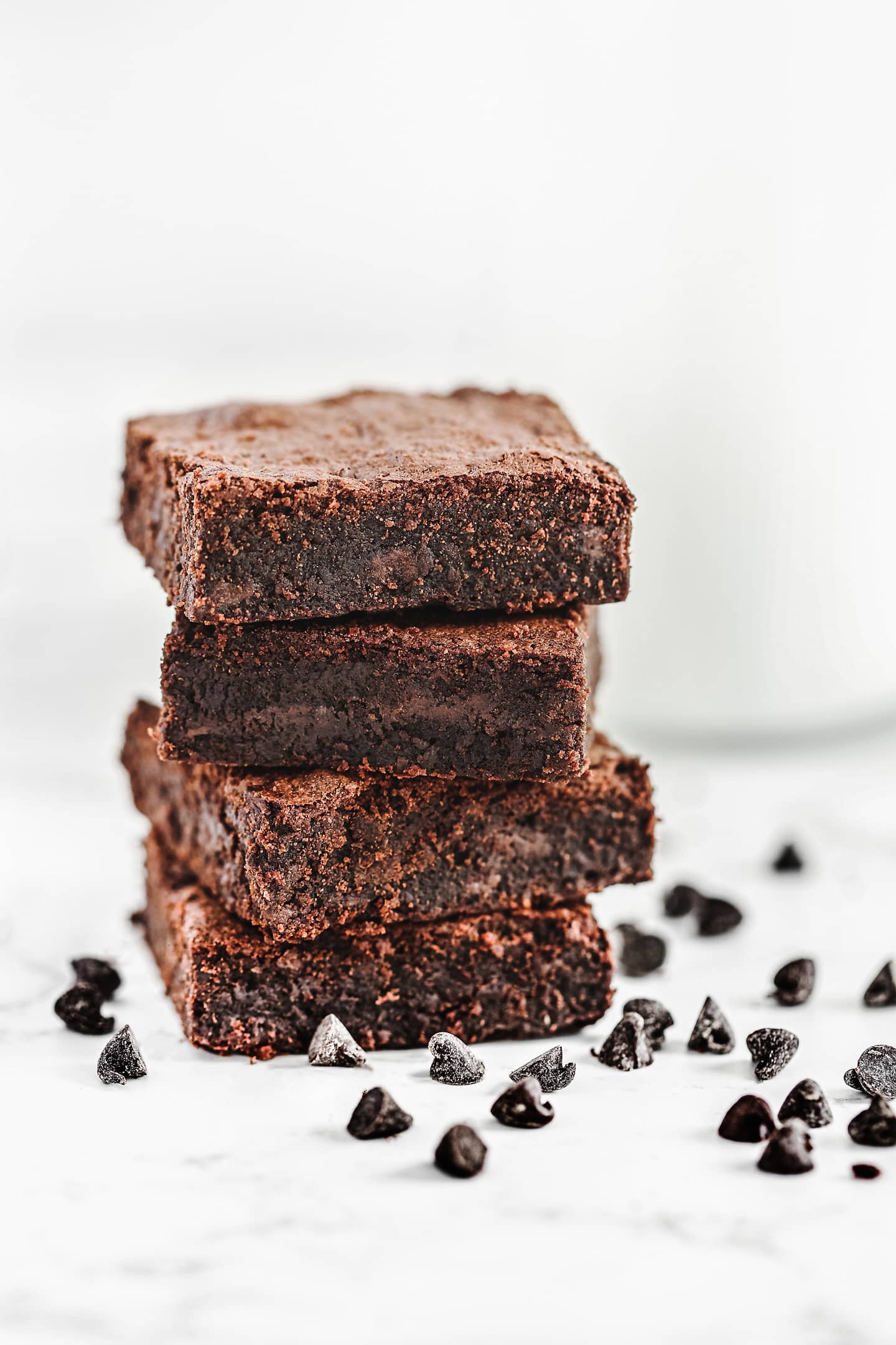 Morceaux de brownies sur une table