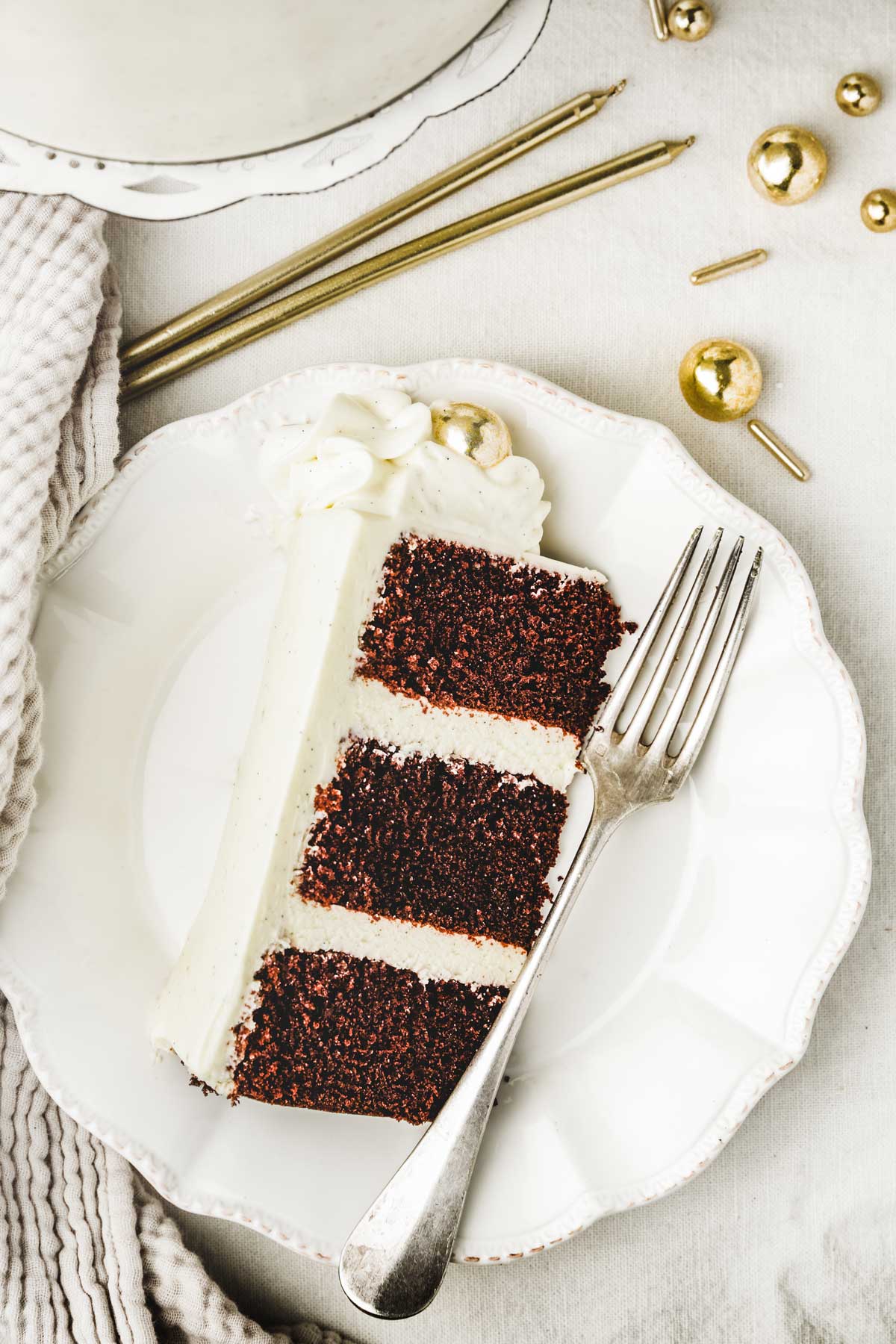 Layer cake chocolat dans une assiette