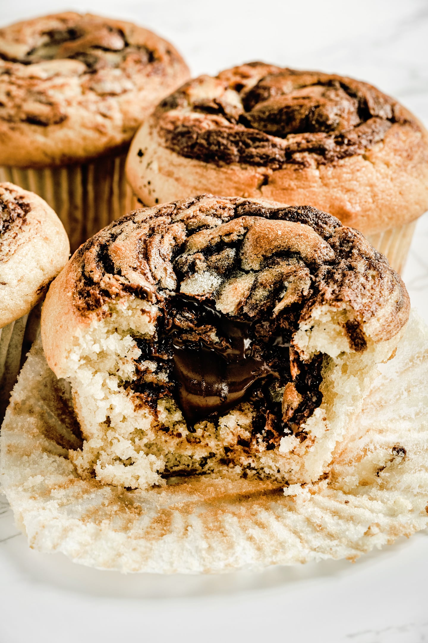 Muffins coeur de Nutella sur une table