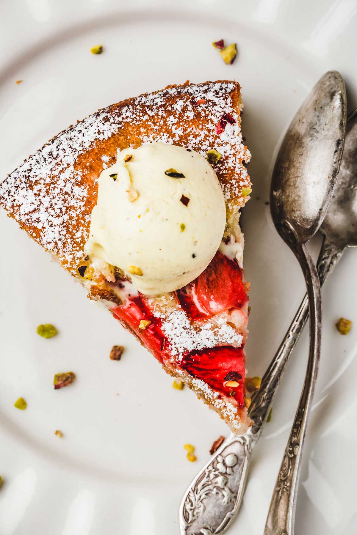 Part de gâteau moelleux aux fraises avec de la glace et des cuillères à café