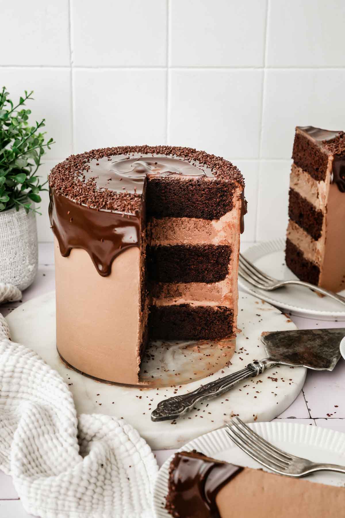 layer cake chocolat coupé sur une table