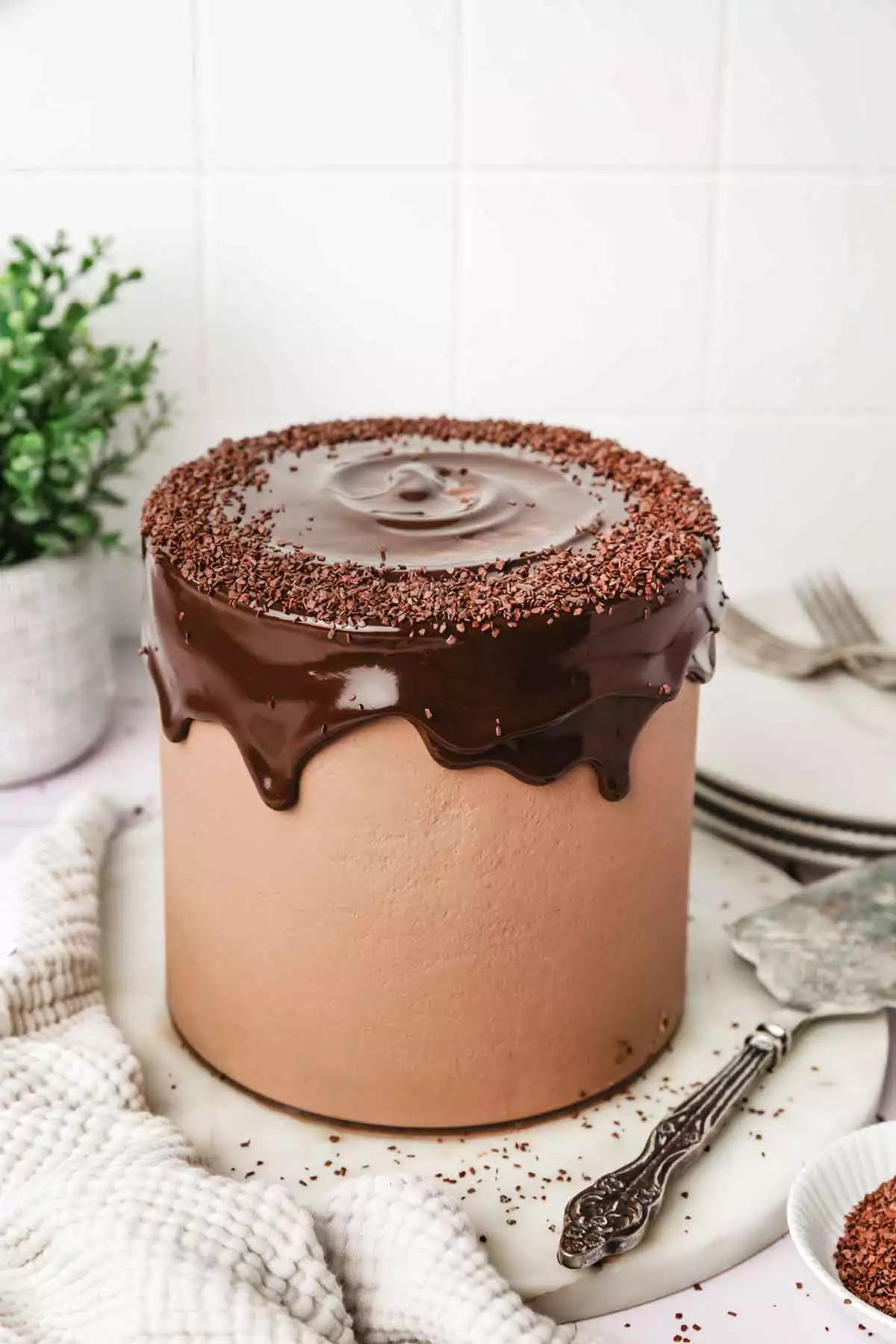 layer cake chocolat sur une table