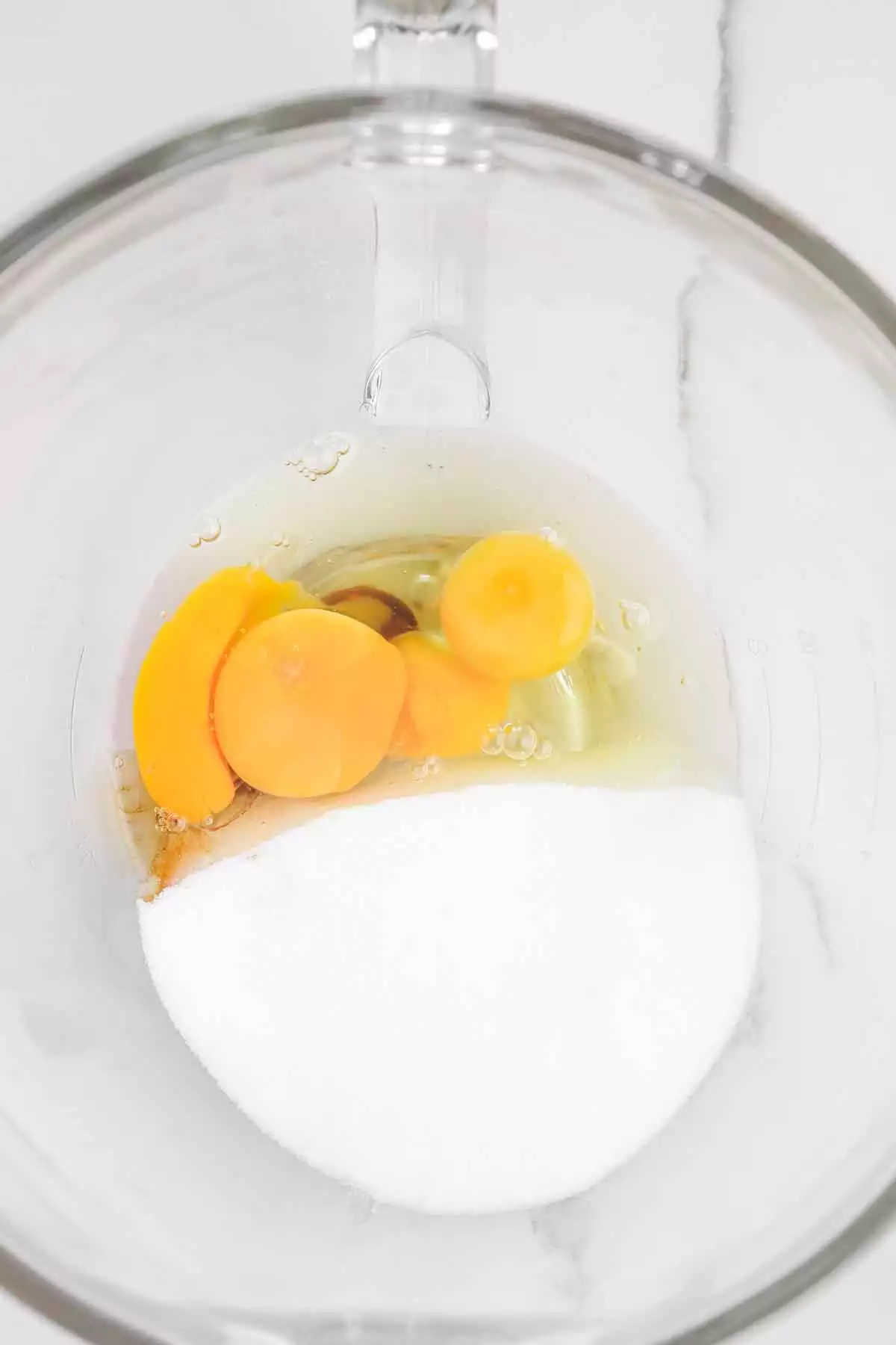 cuve avec oeufs et sucre