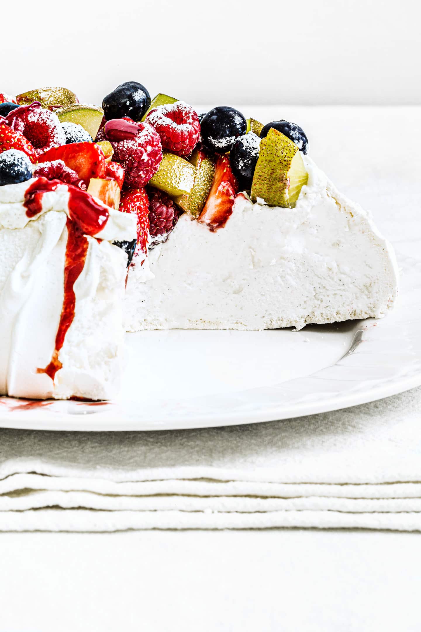 Pavlova avec des fruits rouges