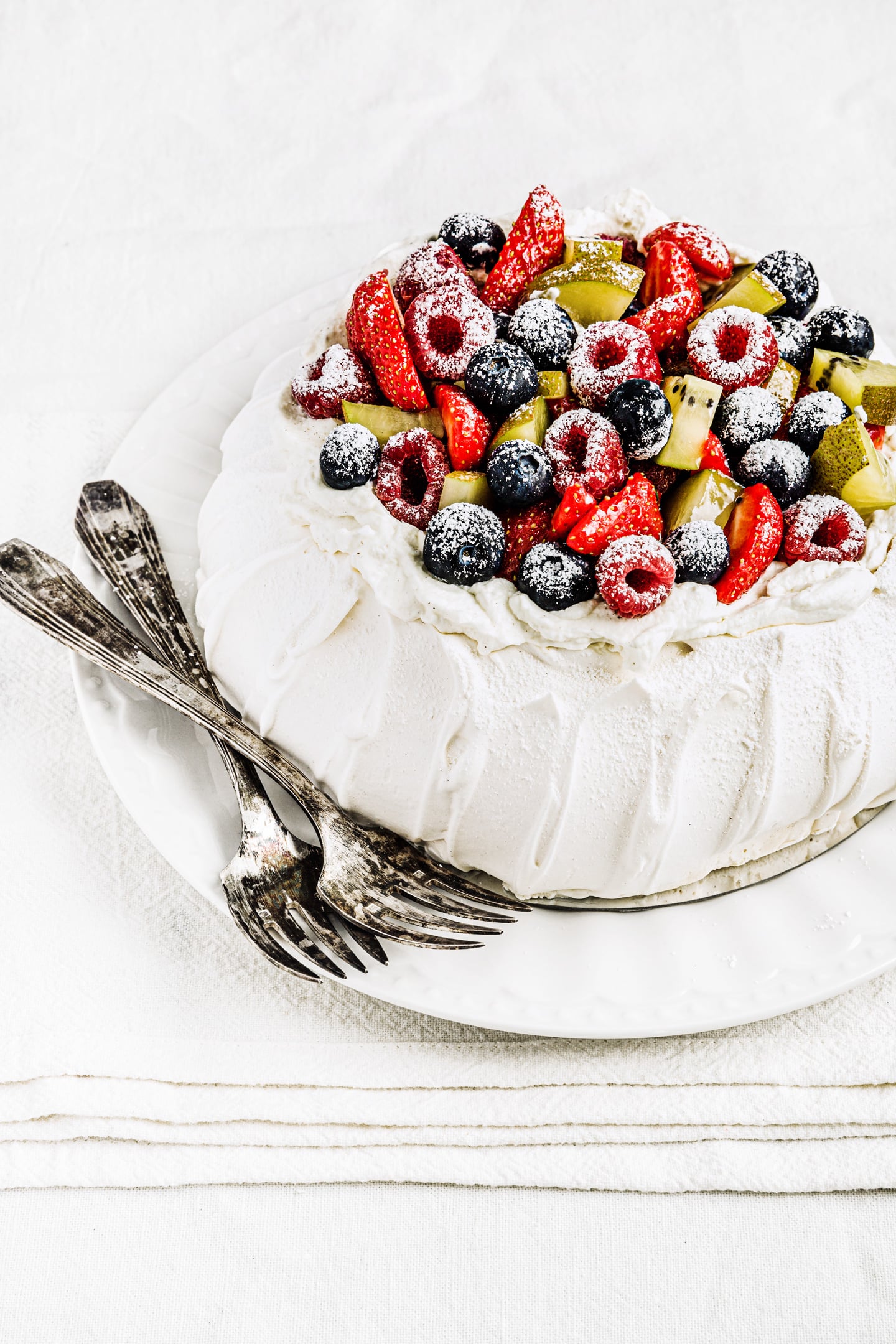 coque de pavlova avec des fruits rouges