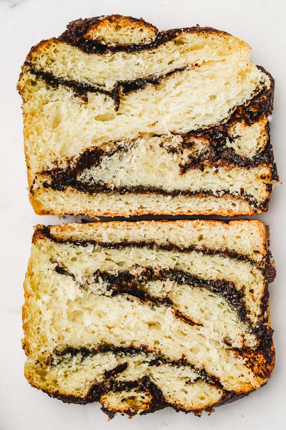 Deux parts de brioche babka au chocolat