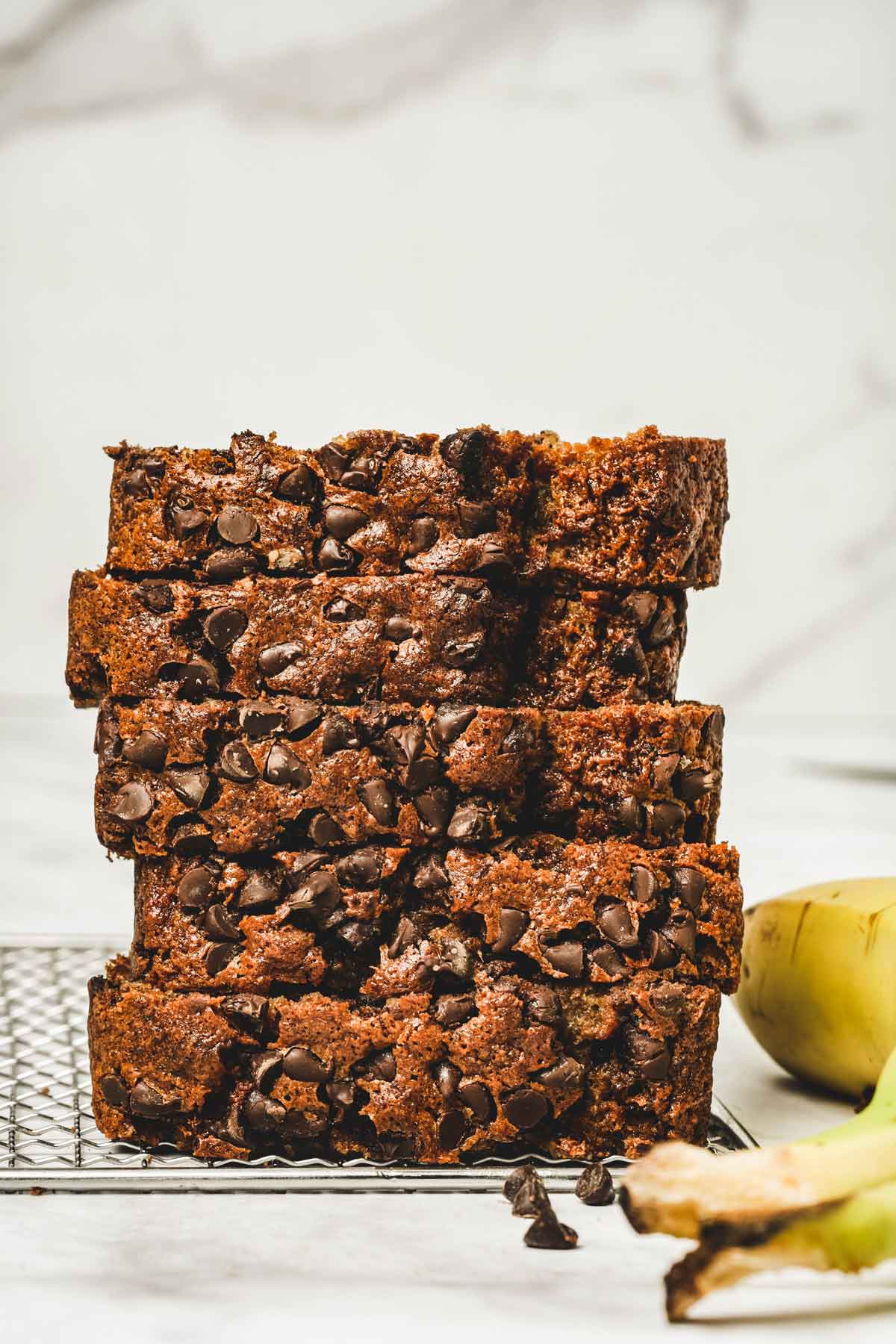 Cake à la banane découpé et empilées