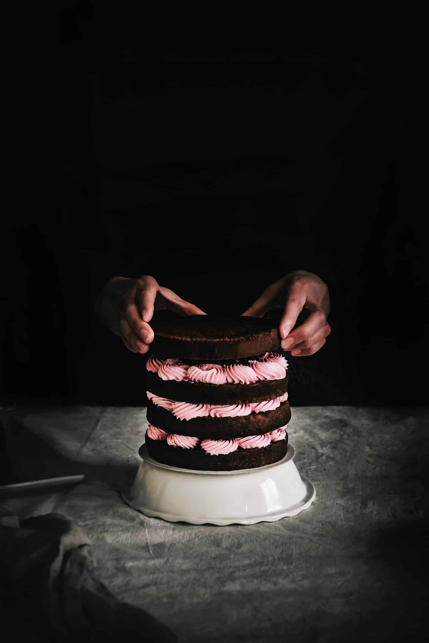 Naked cake ganache chocolat et crème au beurre rose