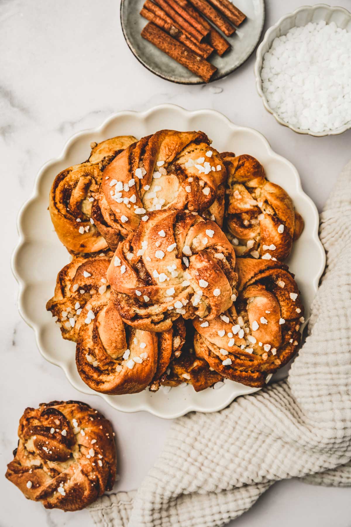 Kanelbullar in a plate on a table