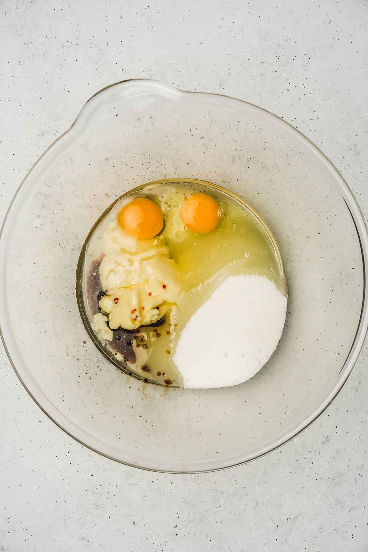 Grand saladier avec des oeufs et autres ingrédients
