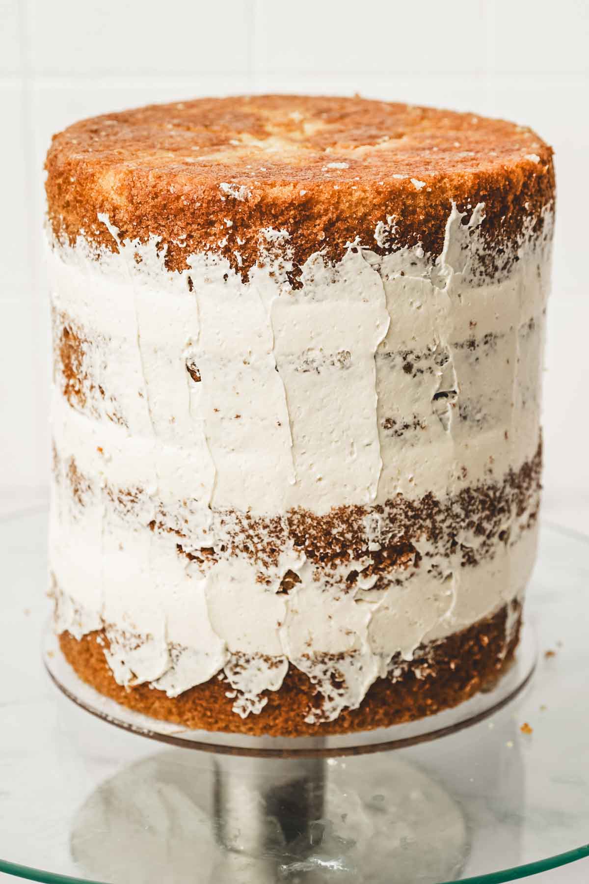 layer cake montage sur un plateau à gateau tournant