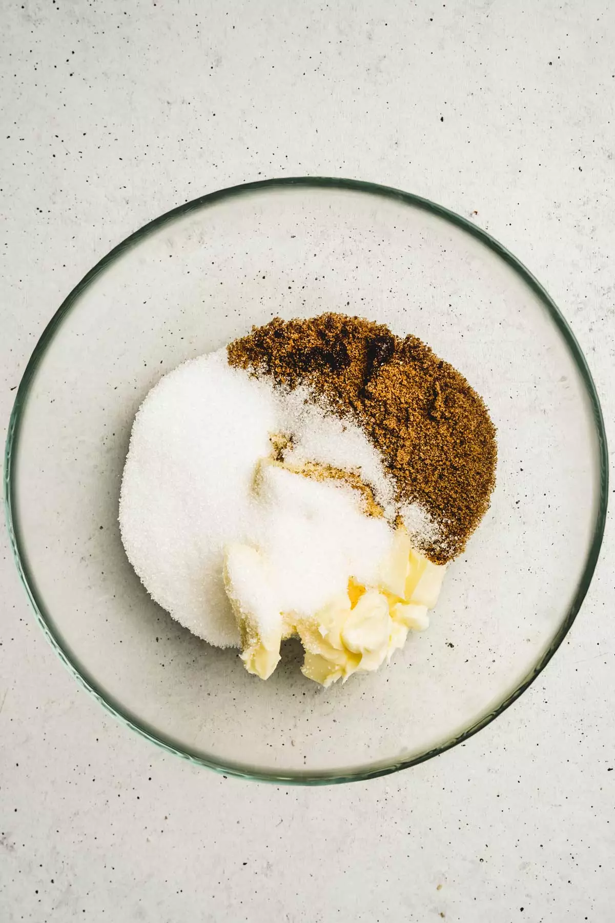 Bol avec du sucre et du beurre