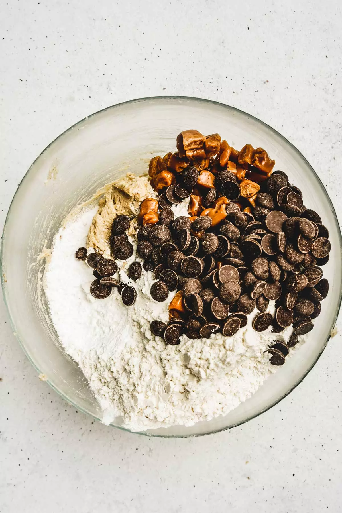Bol avec des ingrédients secs et des pépites de chocolat