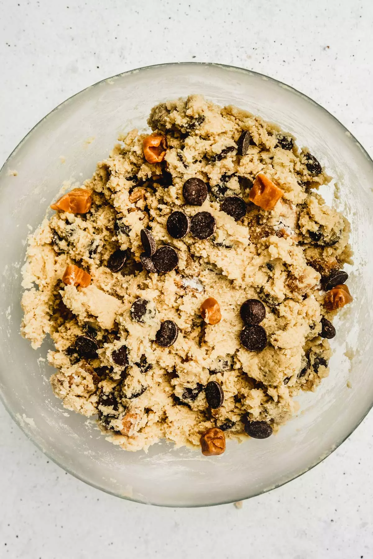 Bol avec de la pâte à cookies