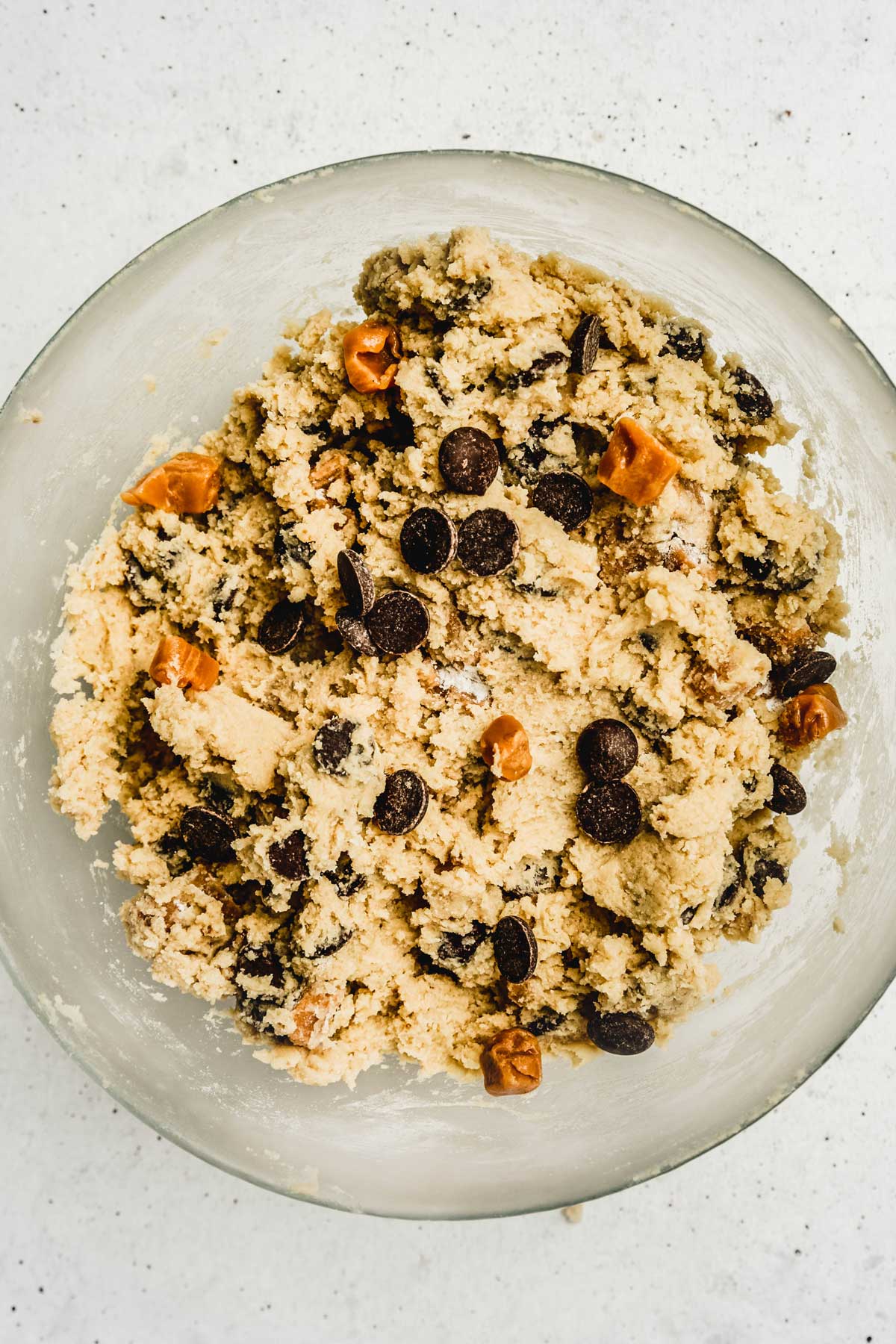 Bol avec de la pâte à cookies