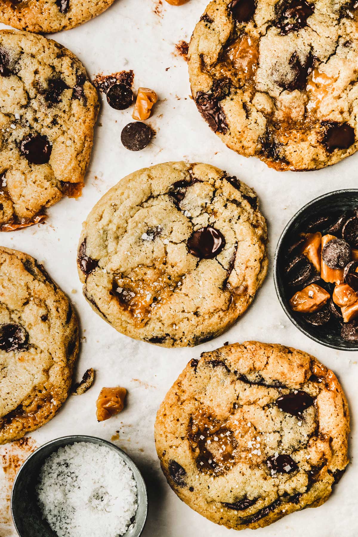 cookies caramel sur une table