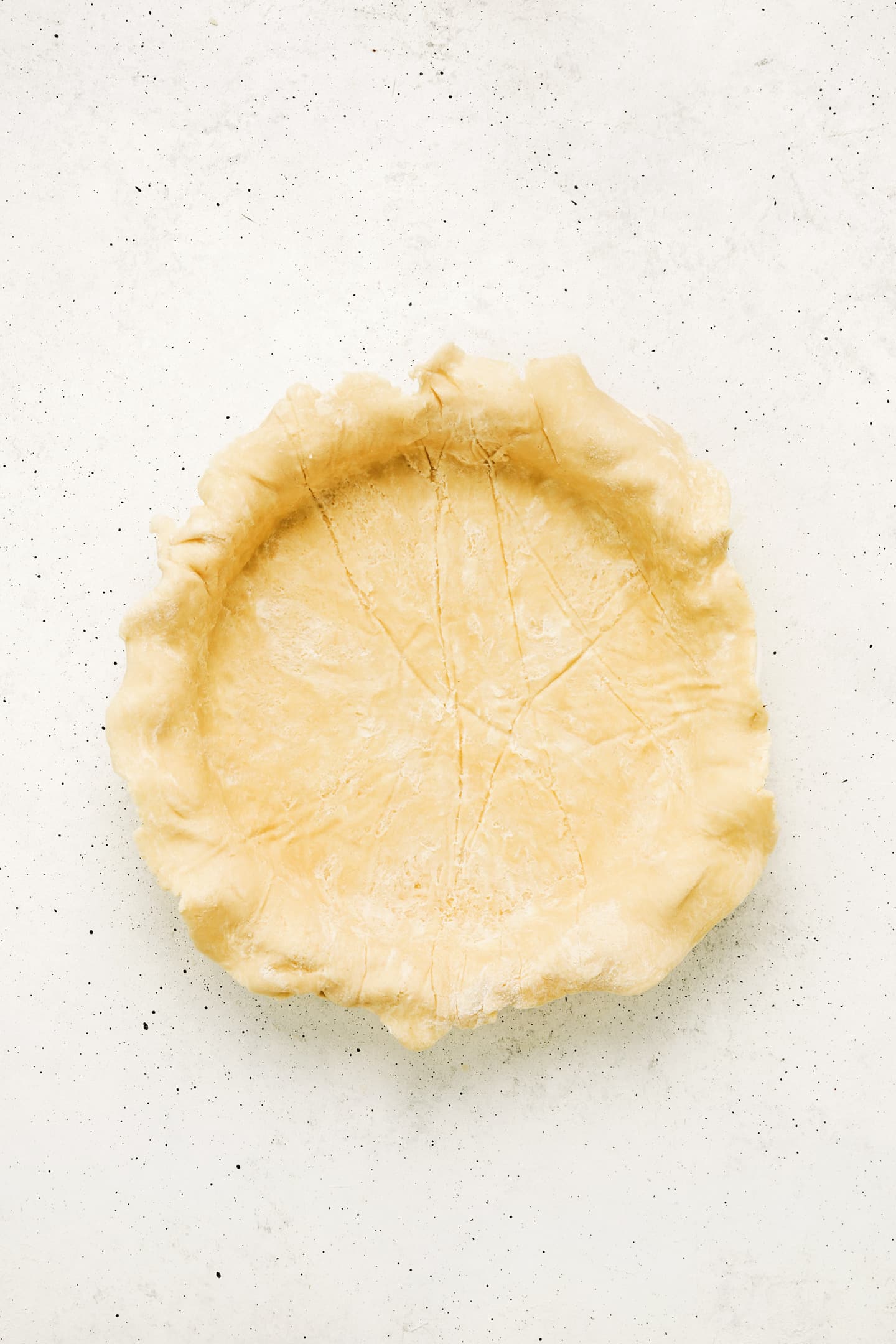 Moule à tarte avec de la pâte