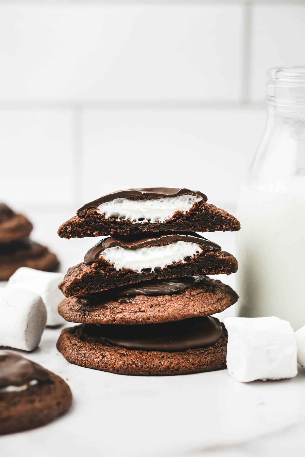 cookies chocolat guimauve sur une table