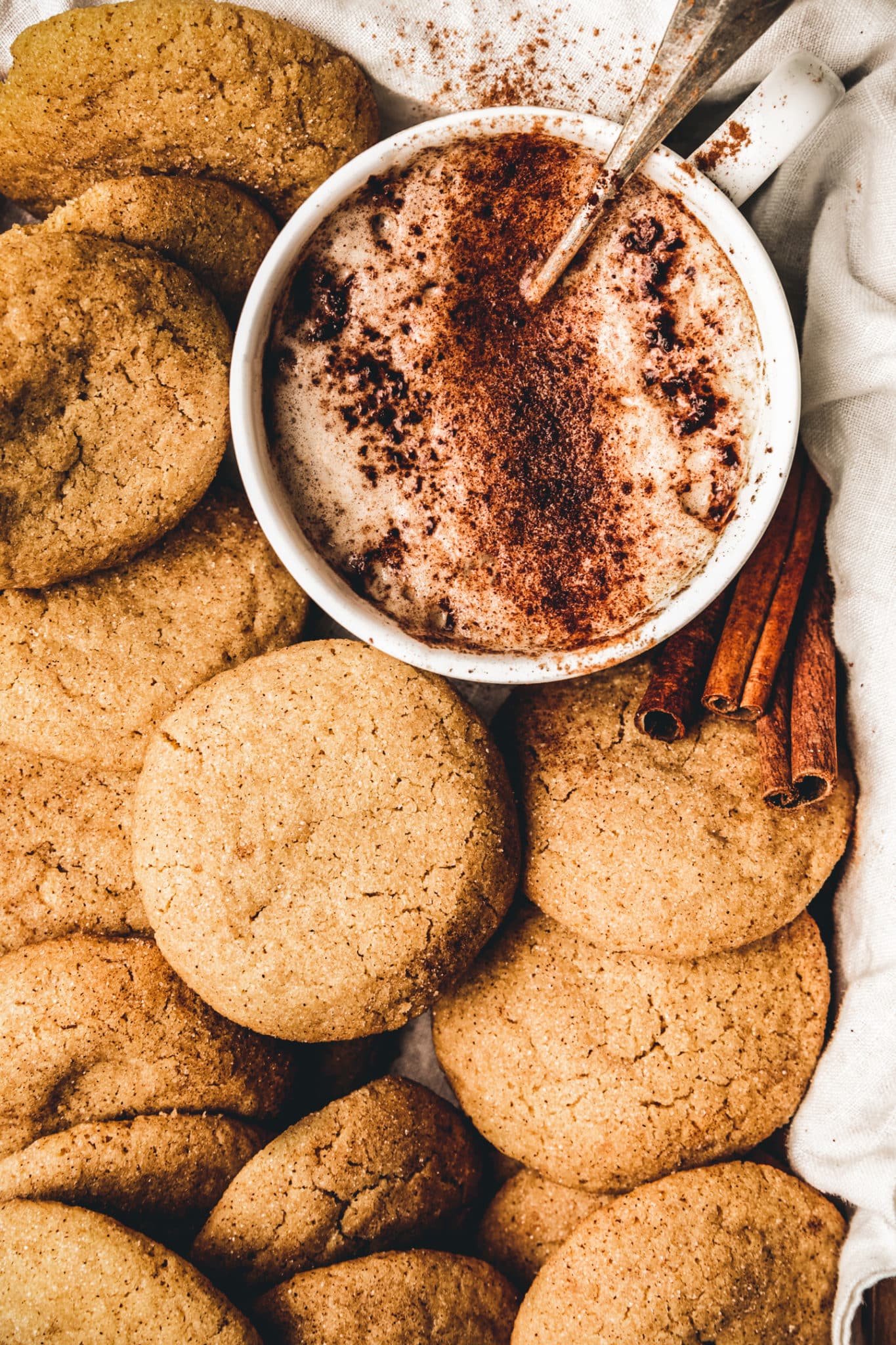 snickerdoodles dans un plateau avec un café