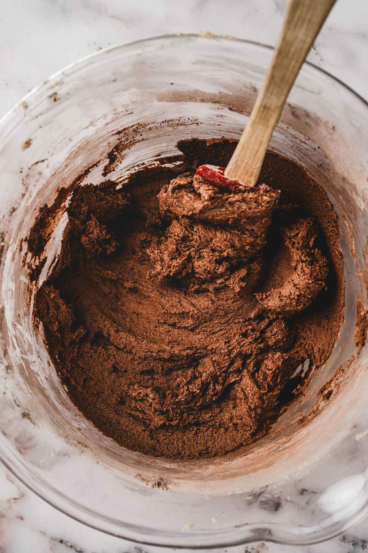 saladier avec pâte à cookies au chocolat