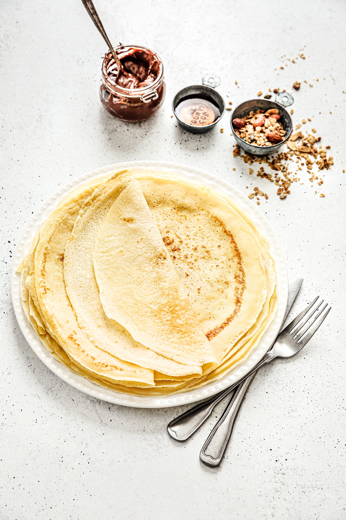 Crepes dans une assiette sur une table