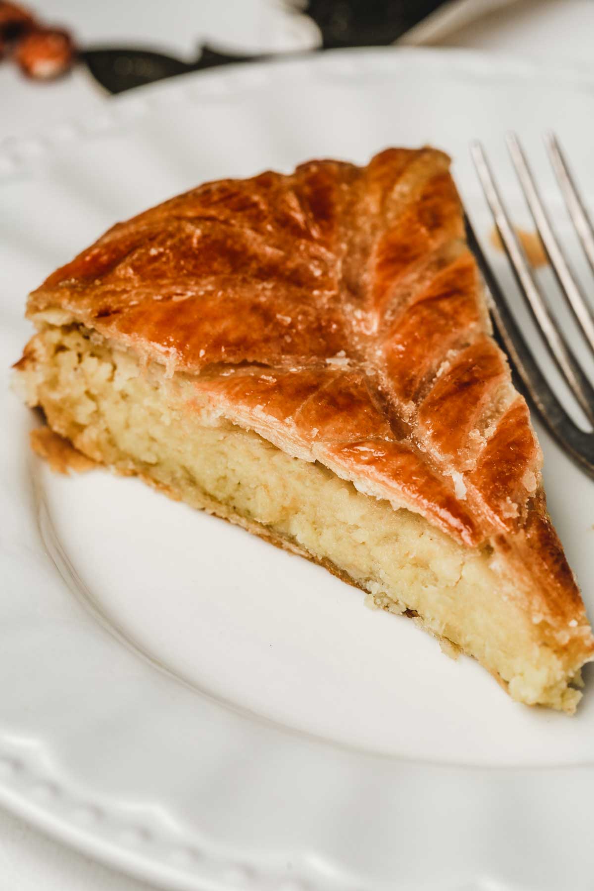 Part de galette des rois dans une assiette