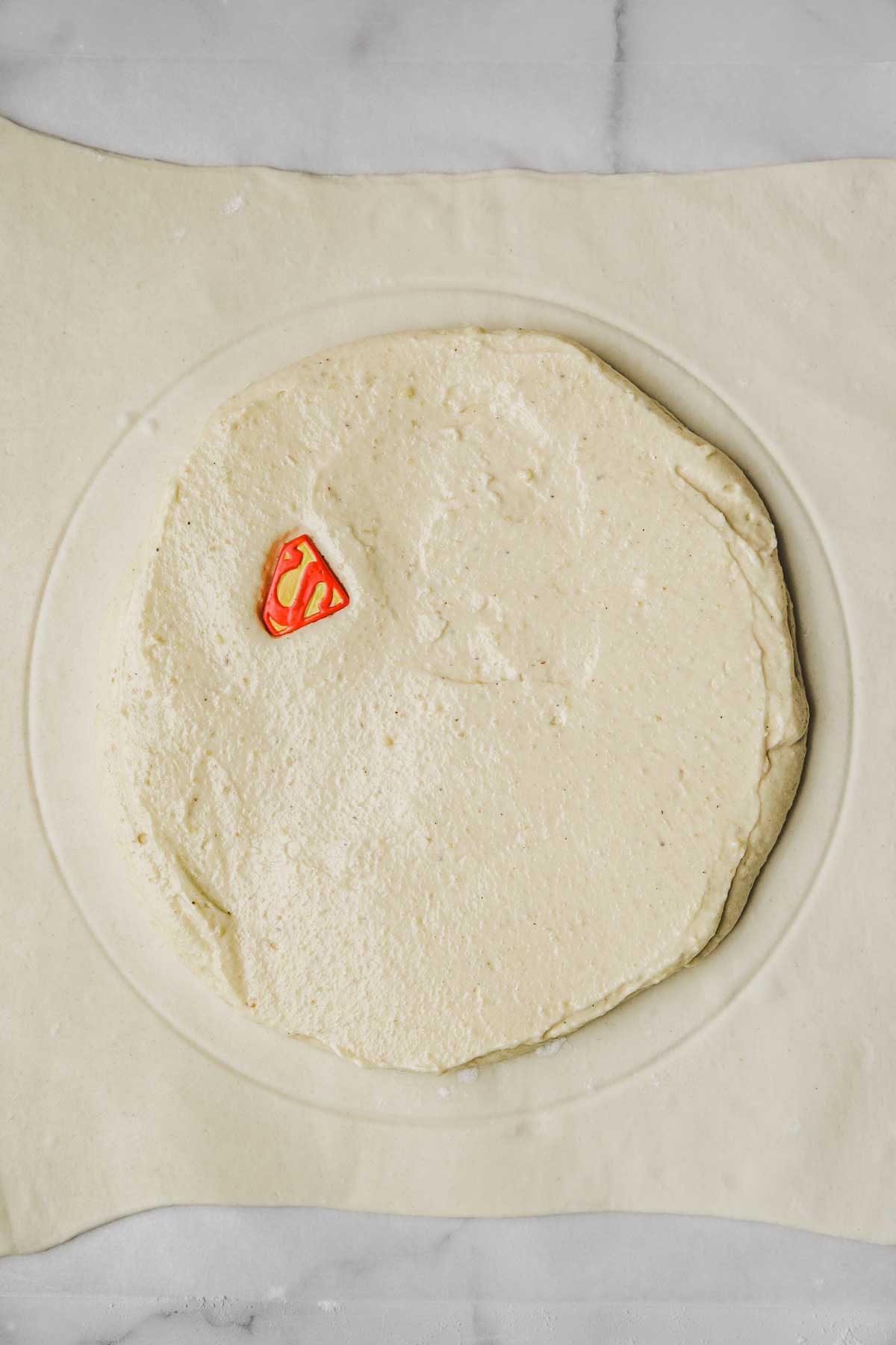 Pâte feuilletée étalée avec crème frangipane