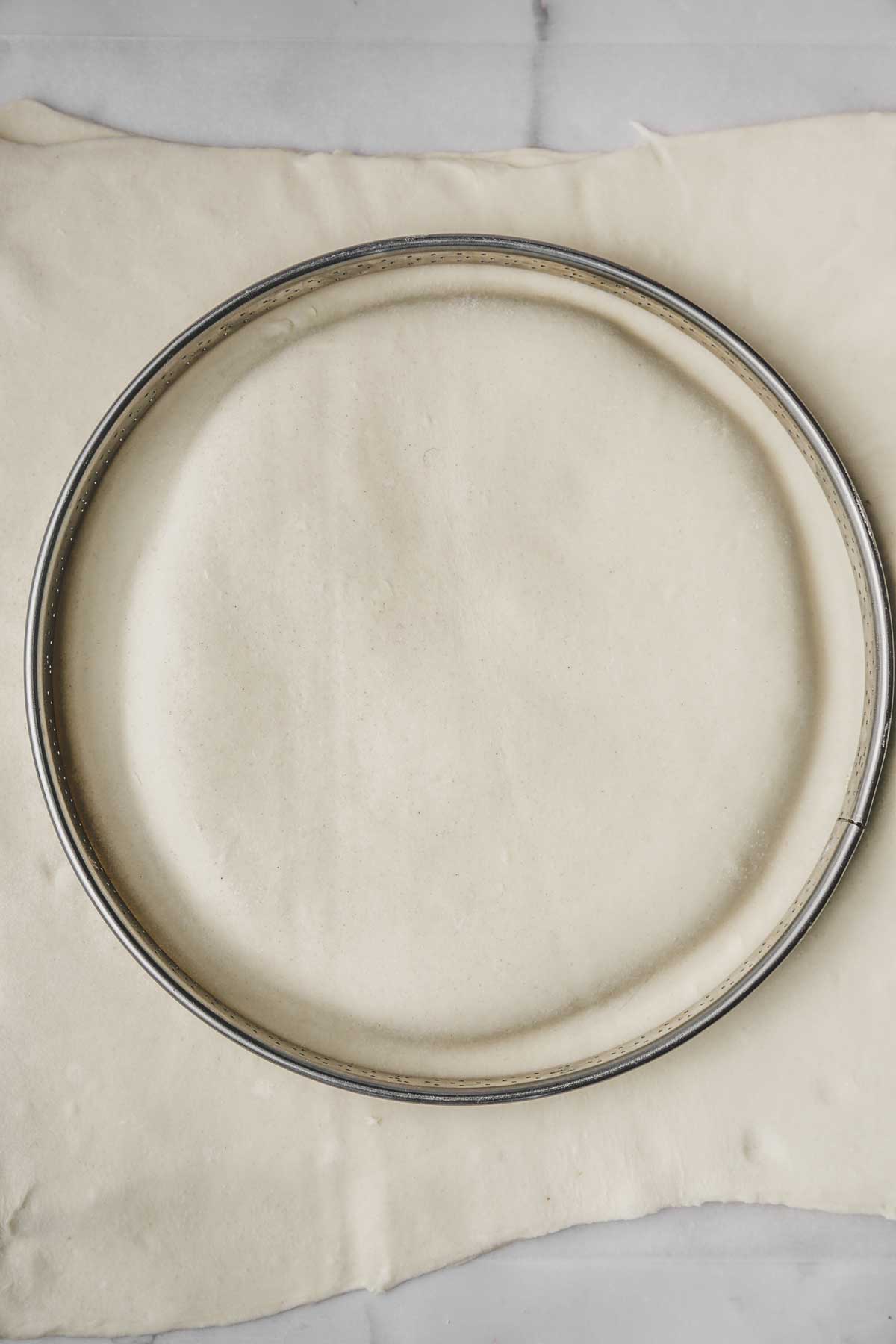 Pâte feuilletée sur une table