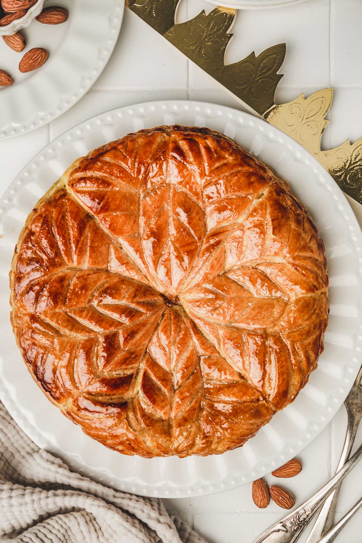 galette des rois sur une table