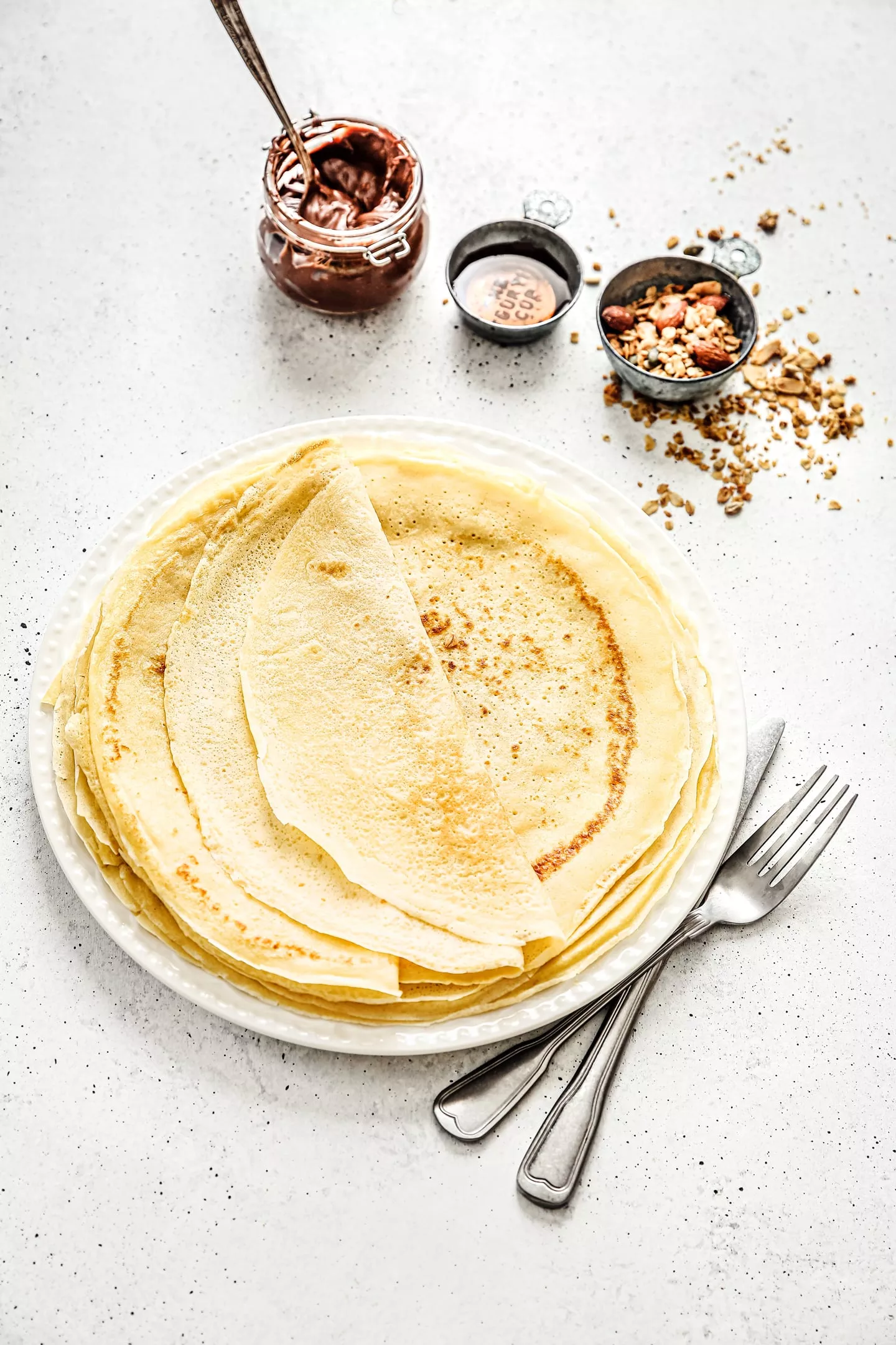 Crepes dans une assiette sur une table
