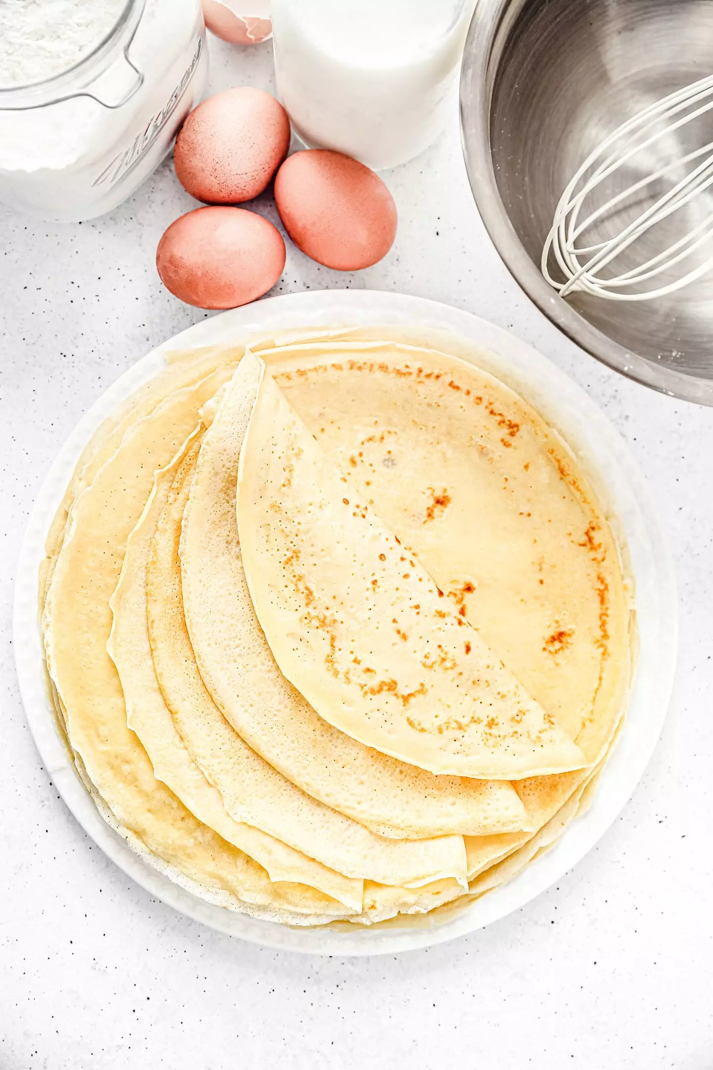 Assiette avec des crepes cuite