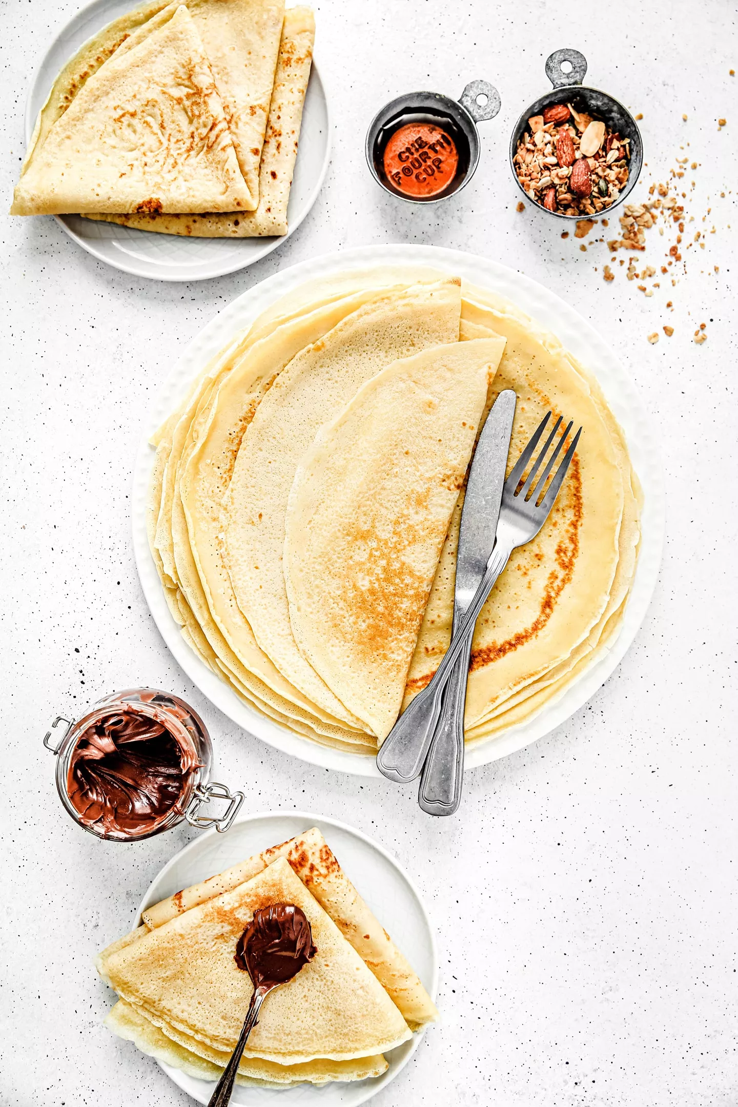 Assiette sur une table avec des crepes