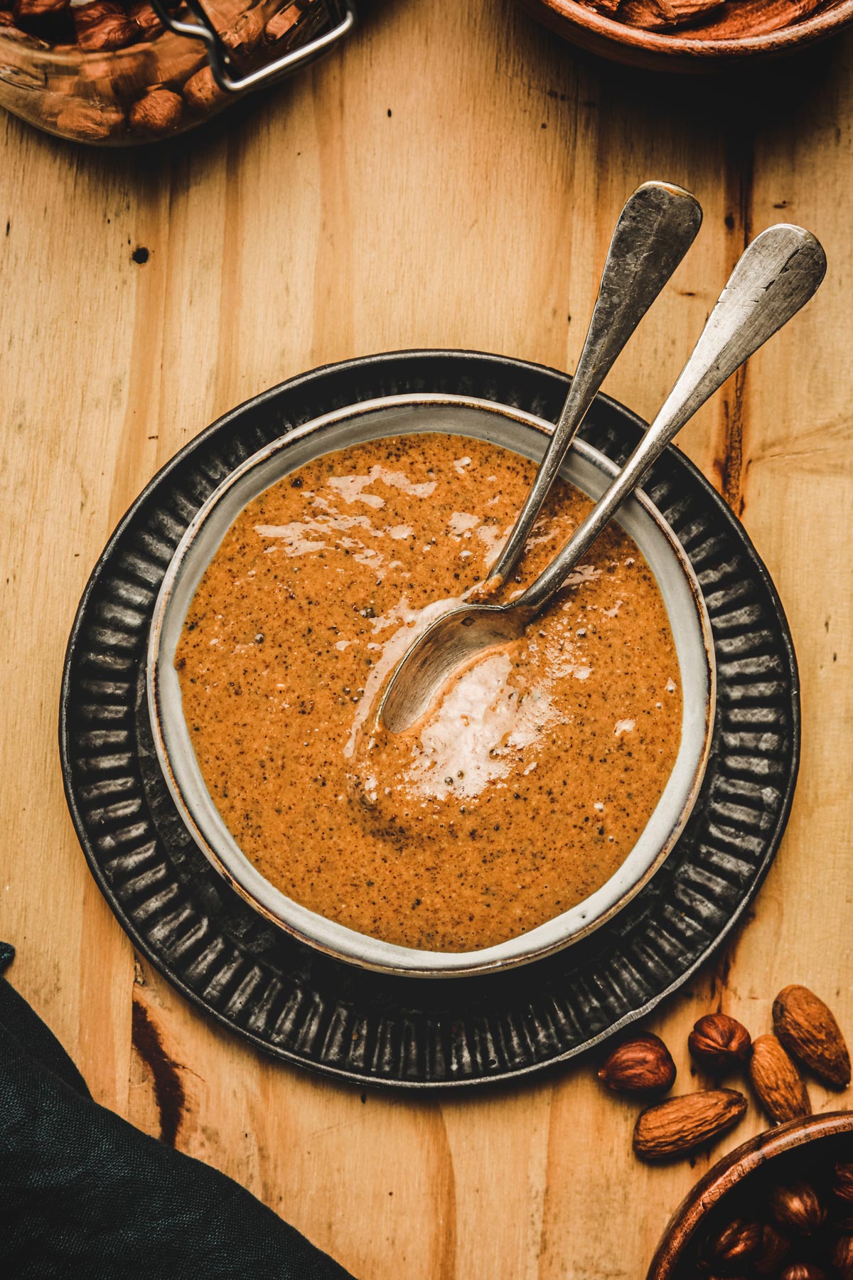 Praline paste in a bowl with two spoons