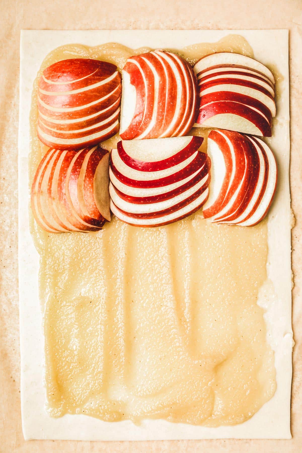 Pâte avec de la compote est des pommes