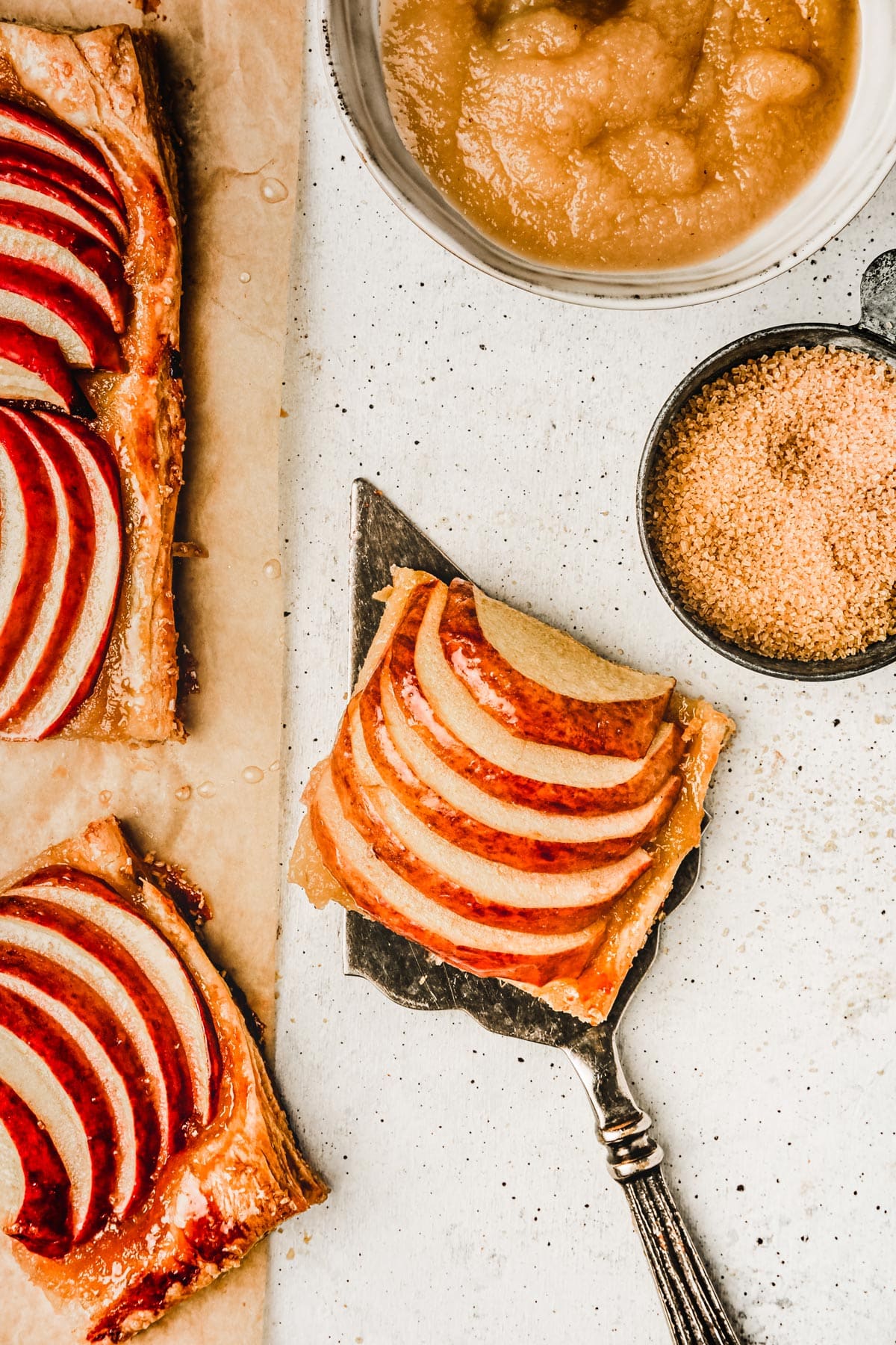 Part de tarte aux pommes sur une table
