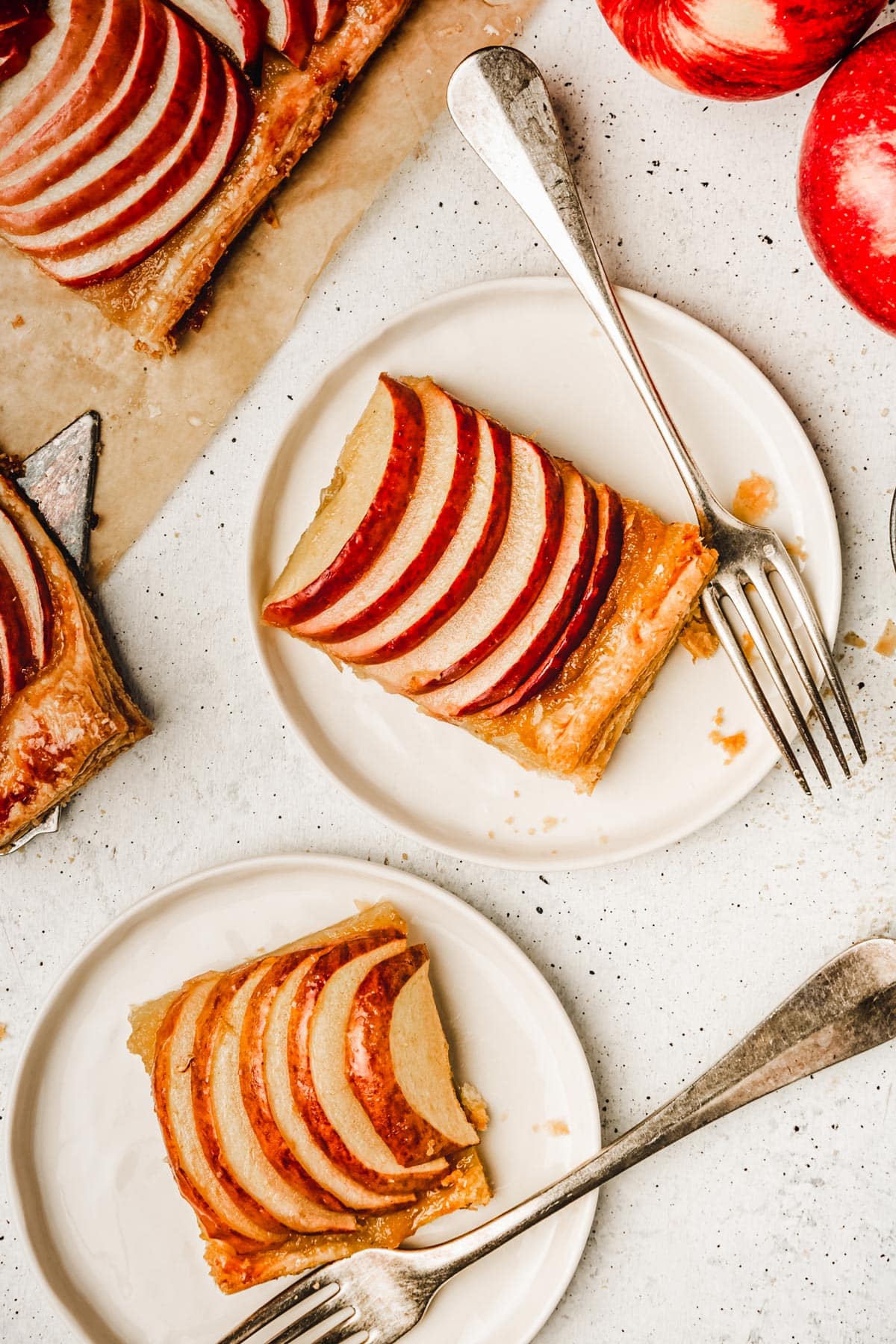 assiettes avec des tartes fines aux pommes