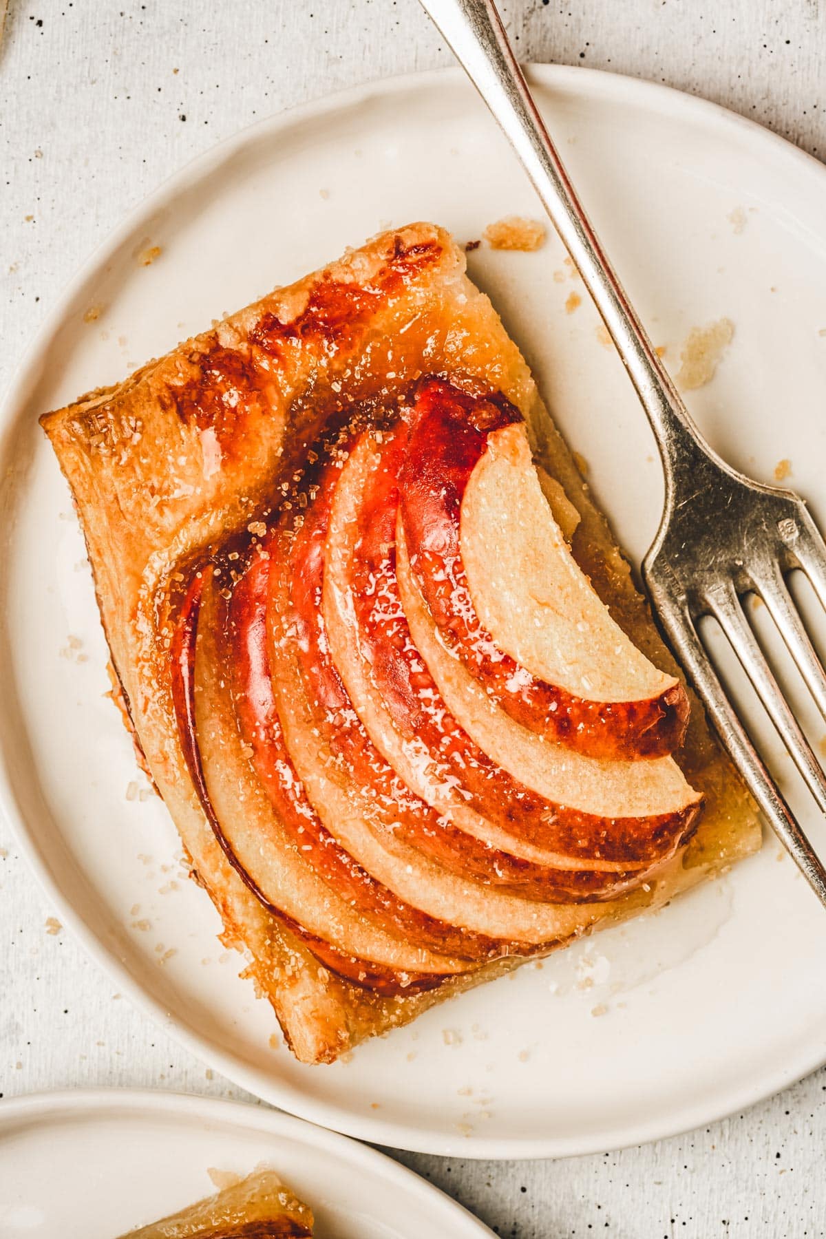 Tarte fine aux pommes dans une assiette