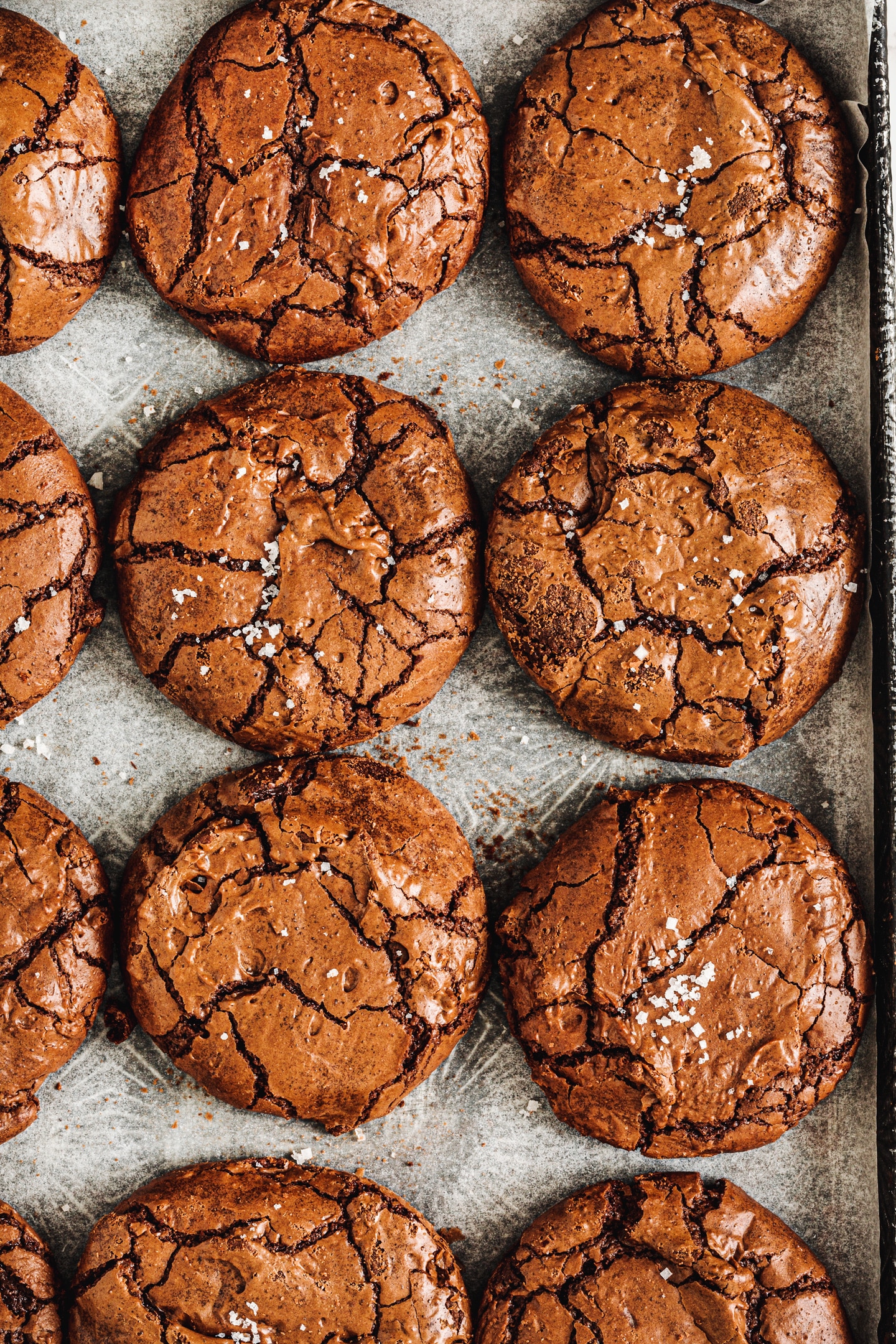Cookies brownies sur une plaque de cuisson