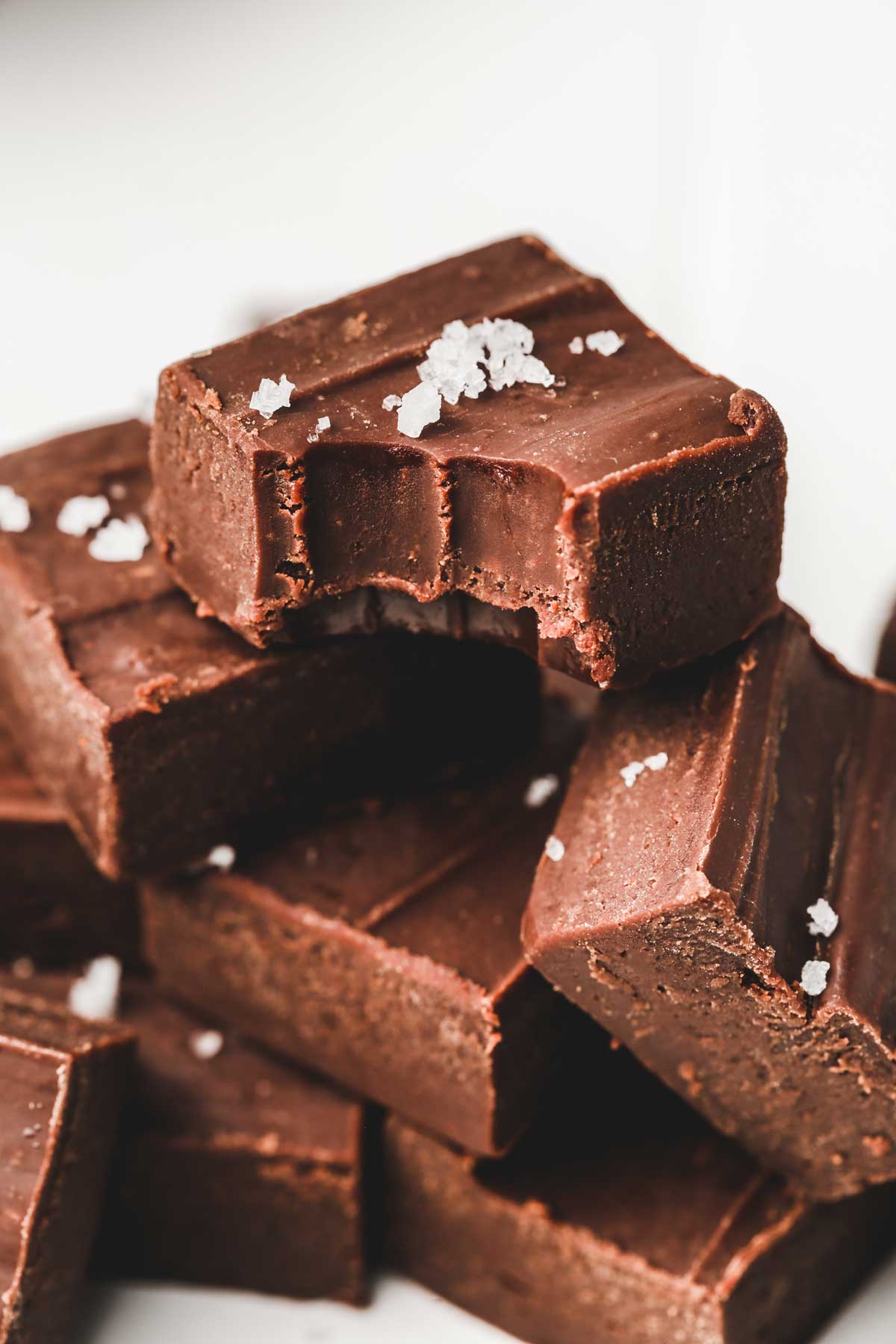 Carrés de fudge au chocolat avec fleur de sel