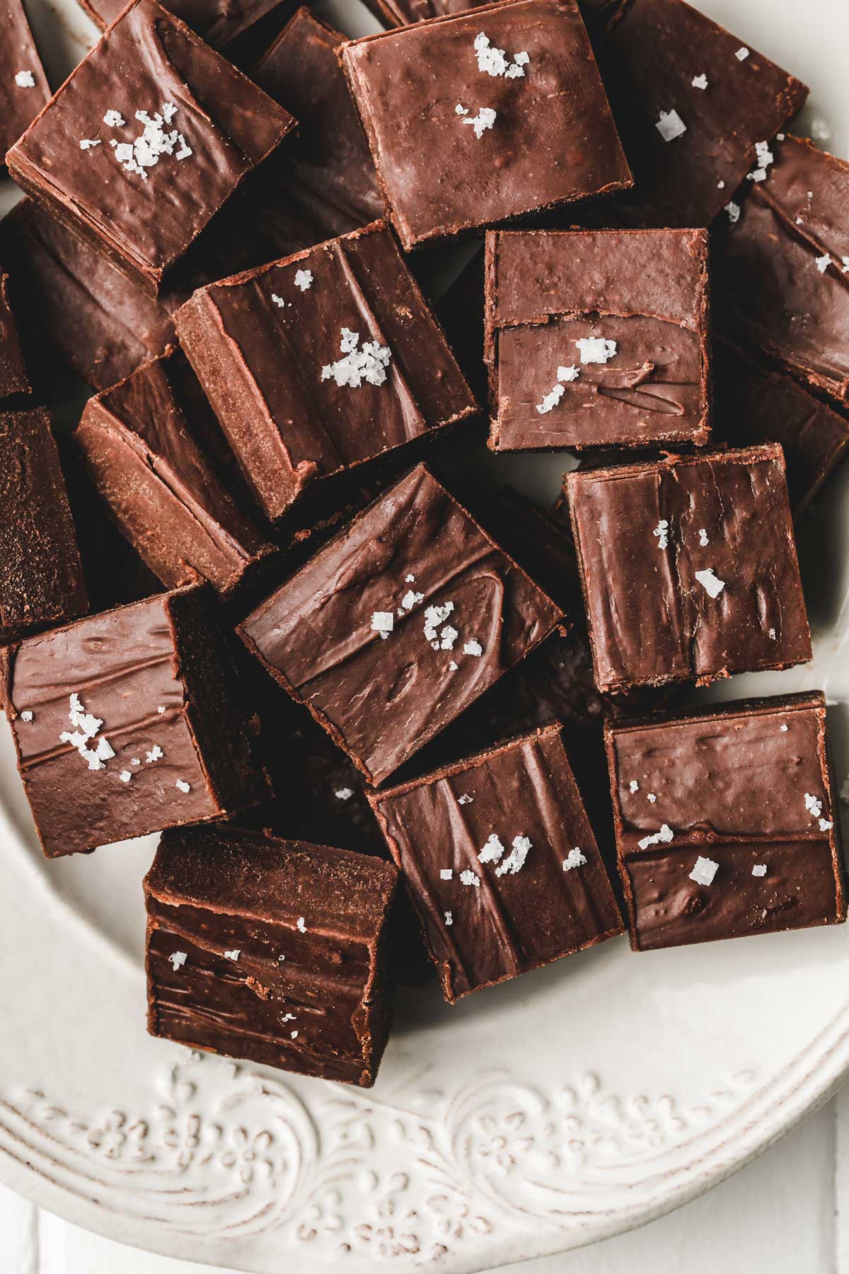 carrés de fudge dans un plat