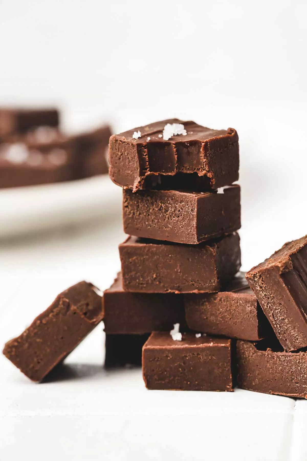 carrés de fudge au chocolat sur une table