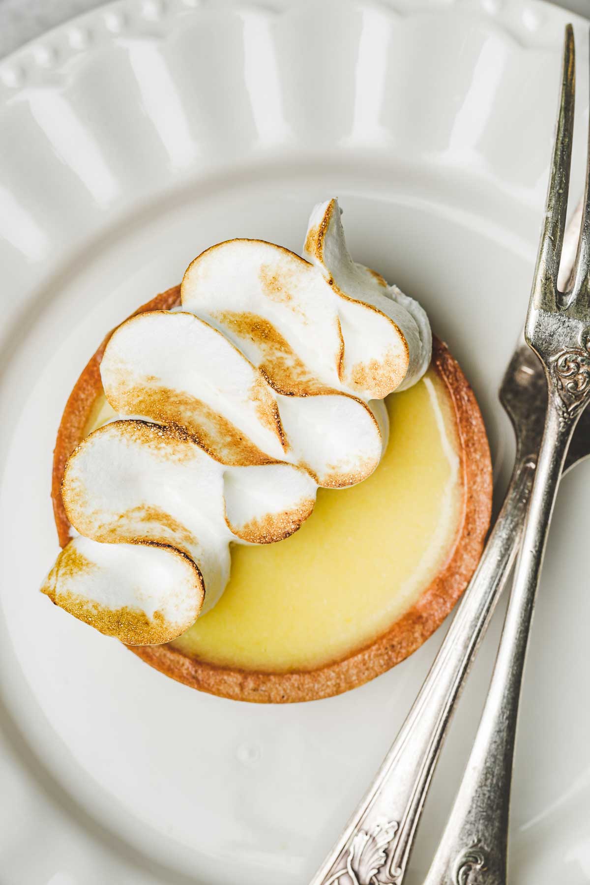Mini lemon meringue tartlet with lemon curd and toasted meringue