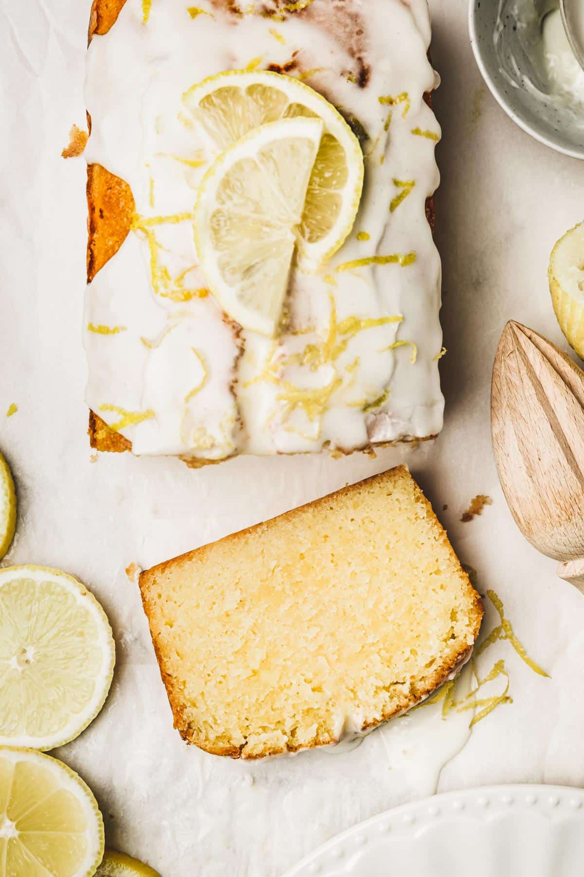 Cake au citron coupé sur une table