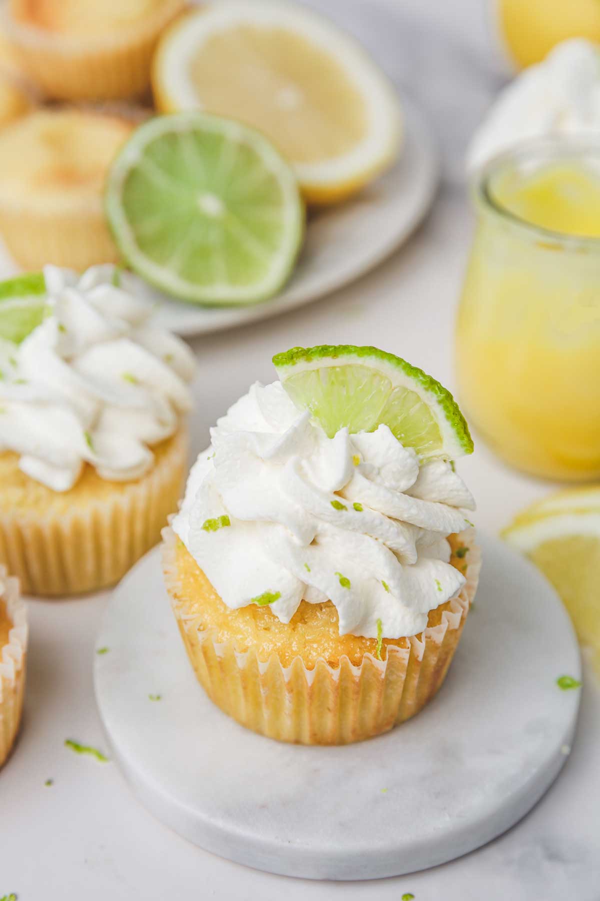 Cupcakes citron et crémeux au citron lemon curd cupcakes on a table
